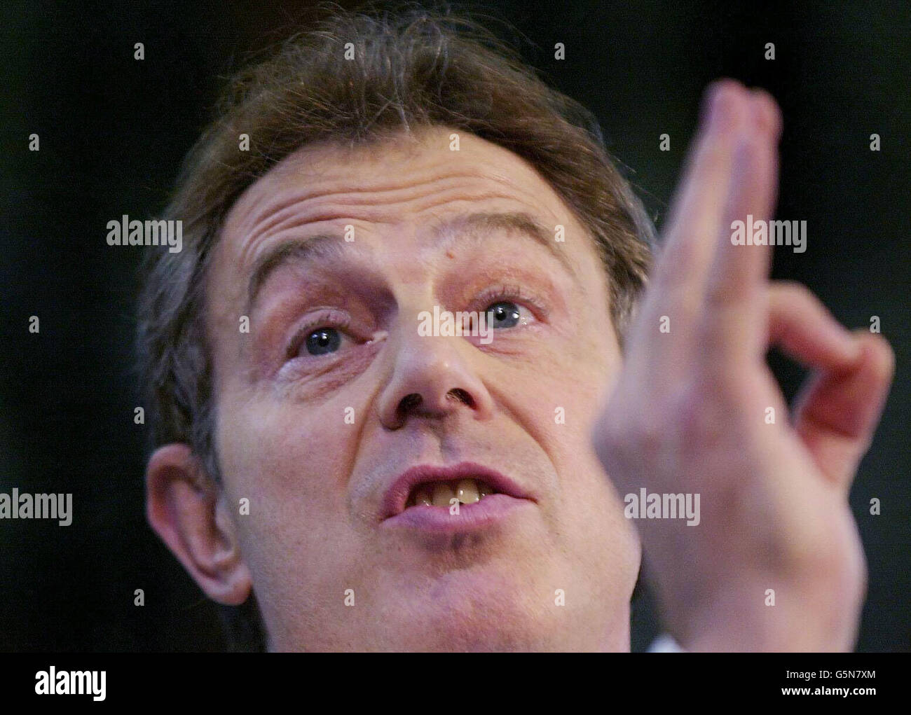 Der britische Premierminister Tony Blair spricht bei der jährlichen Parlamentarischen Jugendkonferenz in der Central Hall in Westminster. Stockfoto