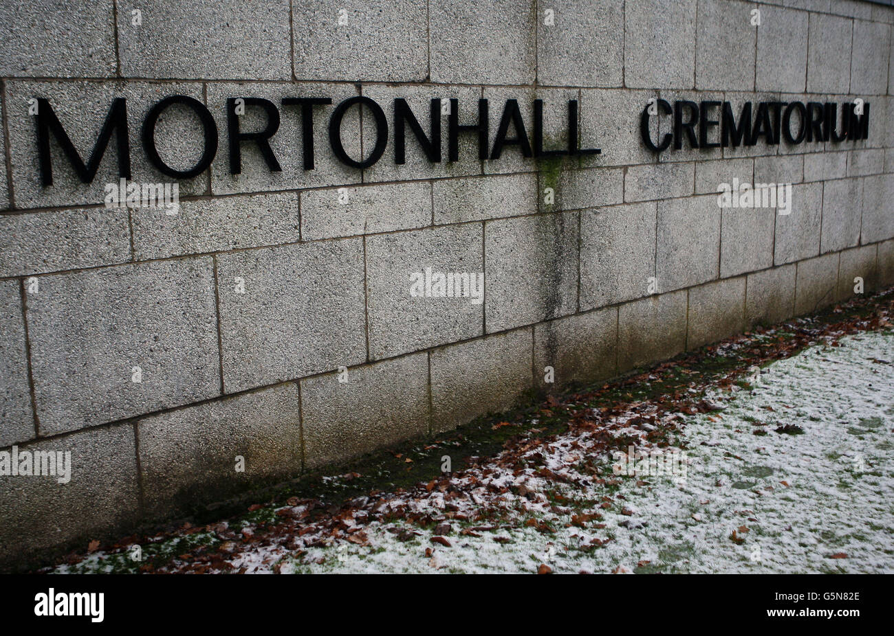 Das Schild vor Mortonhall Crematorium in der Nähe von Edinburgh. Die eingeäscherten Überreste von Babys wurden heimlich begraben, nachdem die Eltern zu glauben, es gäbe keine Asche zu streuen, es ist entstanden. Stockfoto