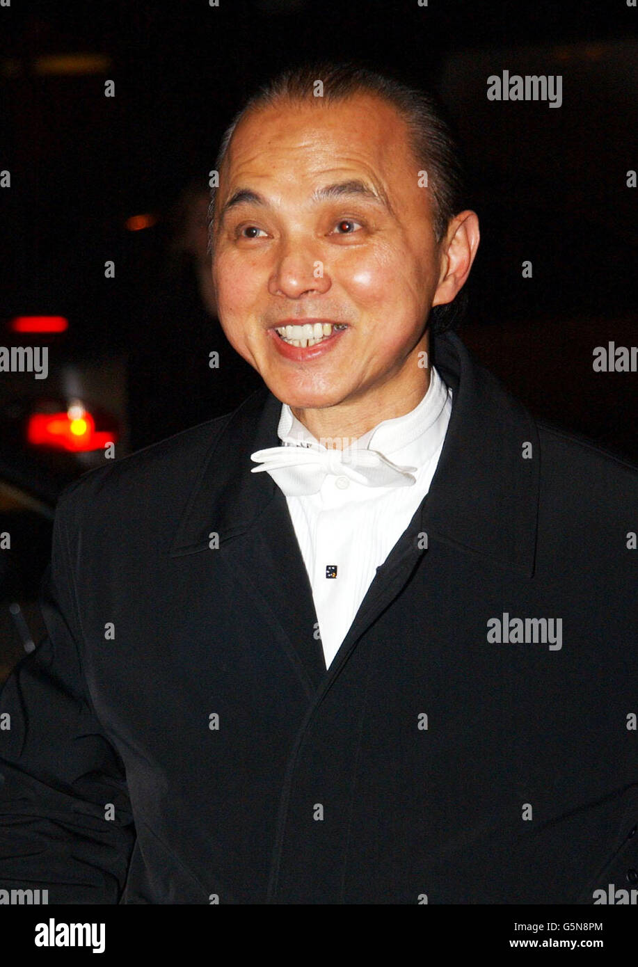 Der Schuhdesigner Jimmy Choo nimmt an dem White Masquerade Ball im Hilton Hotel in London Teil, der von Sargent Cancer Care for Children unterstützt wird. Stockfoto