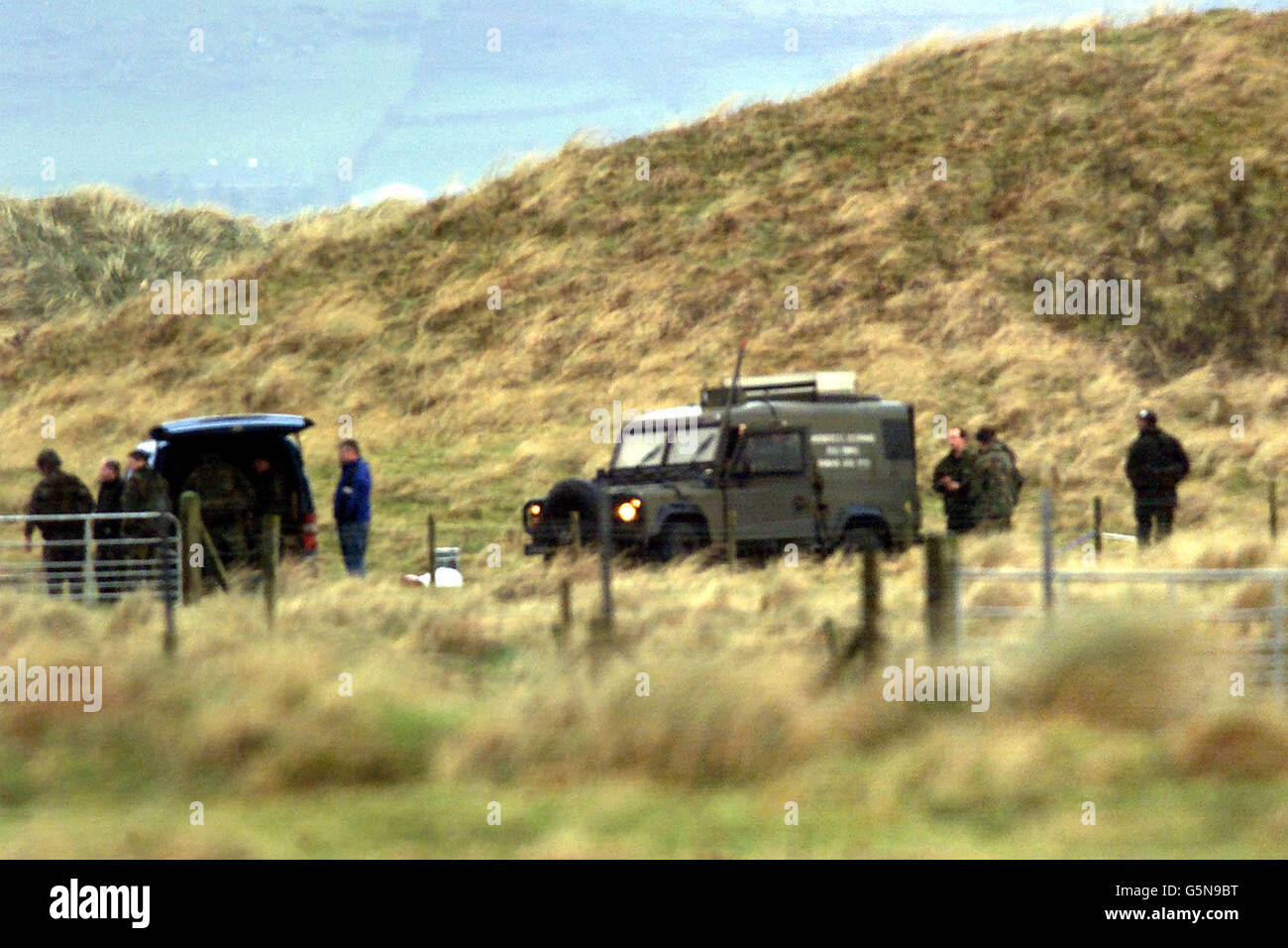 Experten der Armeebombe am Schauplatz einer Expolsion in einem Militärtrainingslager in Magilligan, Co. Londonderry, Nordirland. Es wurde angenommen, dass sich Dissidenten Republikaner heute Abend hinter einem Bombenanschlag befanden, bei dem ein ziviler Sicherheitsmann schwer verletzt wurde. *der 48-jährige Arbeiter des Verteidigungsministeriums erlitt schwere Verletzungen an seinem Unterkörper, nachdem er das Gerät an einem Umzäunungszaun des Trainingszentrums am Strand von Benone in der Nähe von Limavady abgeholt hatte. Stockfoto