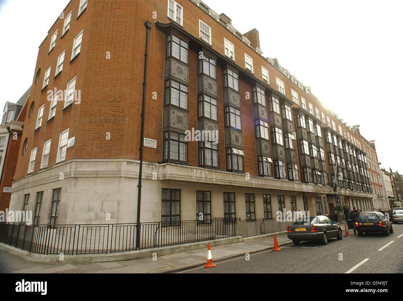 Das King Edward Hospital, Marylebone, London, wo es vom Buckingham Palace angekündigt wurde, dass Prinzessin Margaret im Alter von 71 Jahren starb. Die Prinzessin starb um 6.30 Uhr im King Edward VII Hospital, London, nachdem sie gestern an einem Schlaganfall litt. 13/01/03/ : Queen Elizabeth II. Unterzog sich heute einer erfolgreichen Operation, um einen zerrissenen Knorpel aus ihrem rechten Knie zu entfernen, sagte Buckingham Palace. "Es wurde erwartet, dass sie innerhalb weniger Wochen wieder voll aktiv sein wird", sagte der Palast nach der Operation am heutigen Morgen. Stockfoto