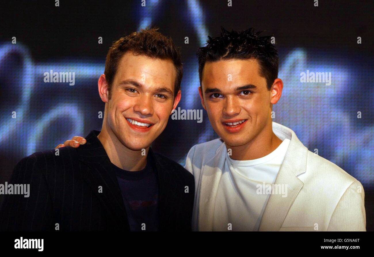 Pop Idol-Gewinner will Young aus Hungerford, Berkshire (links) und Vizemeister Gareth Gates aus Bradford posiert bei einer Fotoaufnahme in den Fountain Studios in London für die Medien, nachdem will zum britischen Pop Idol gewählt wurde. Stockfoto