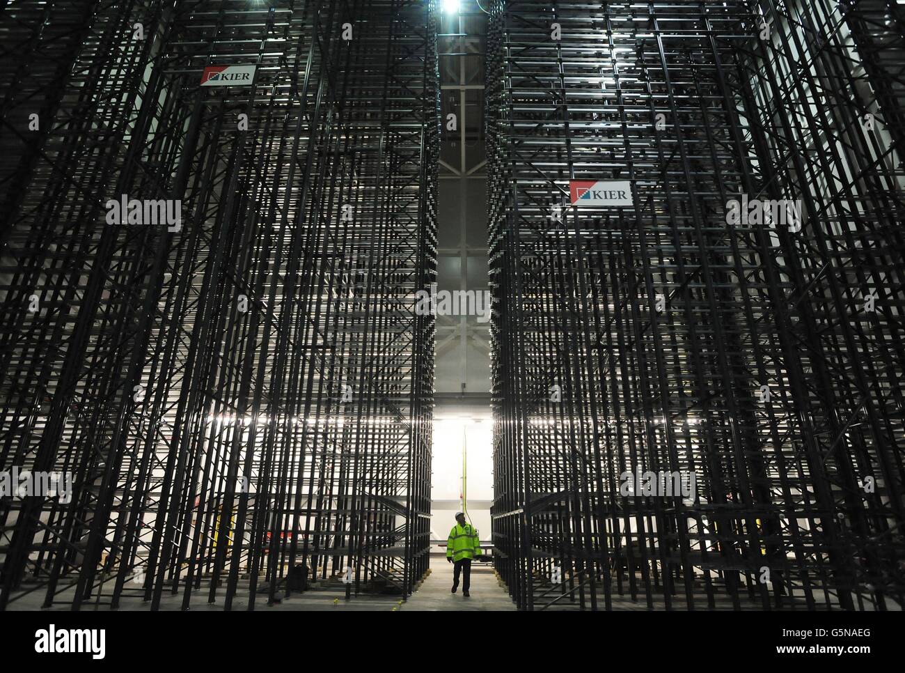 Mick Moran von Kier Construction Northern blickt auf die Regale im neuen Zeitungslagergebäude der British Library in Boston Spa, Wetherby, West Yorkshire. Stockfoto