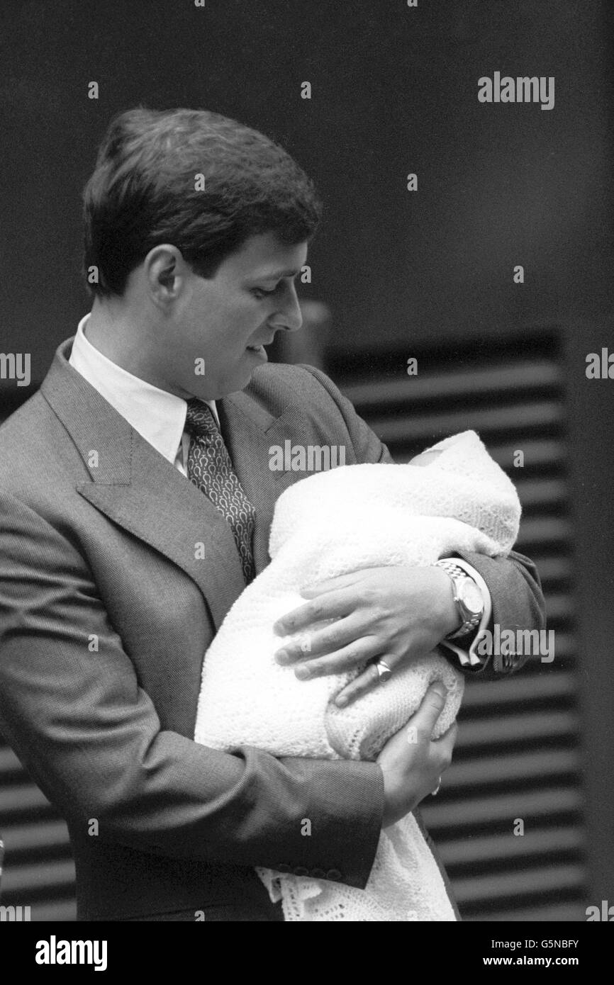 Der Herzog von York schlingt seine vier Tage alte Babyprinzessin vor dem Portland Hospital in London. Stockfoto