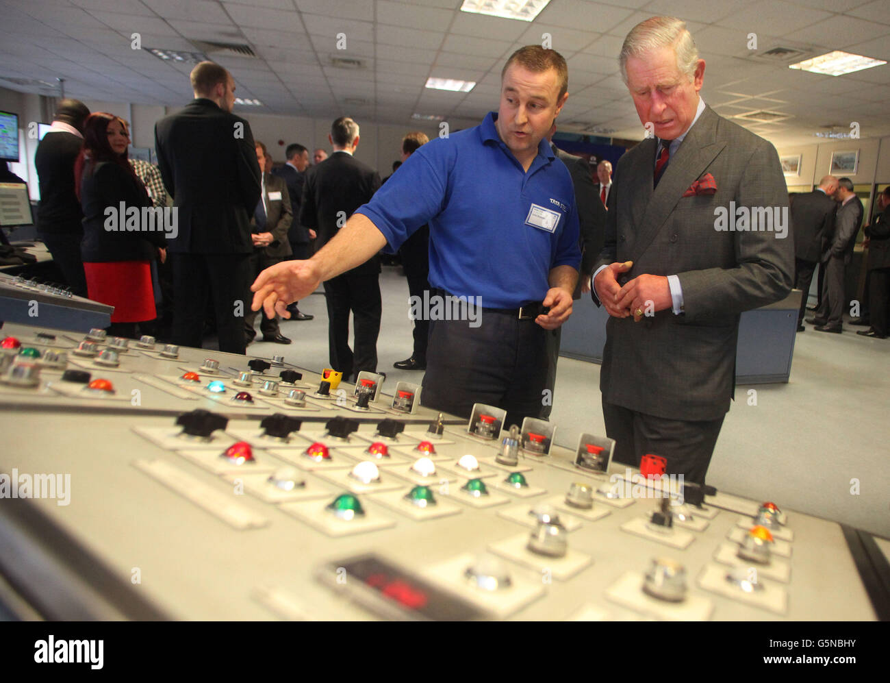 Der Prinz von Wales im Tata Steel Werk in Port Talbot, Südwales, wo er Mitarbeiter traf und eine kurze Besichtigung der Anlage unternahm. Stockfoto