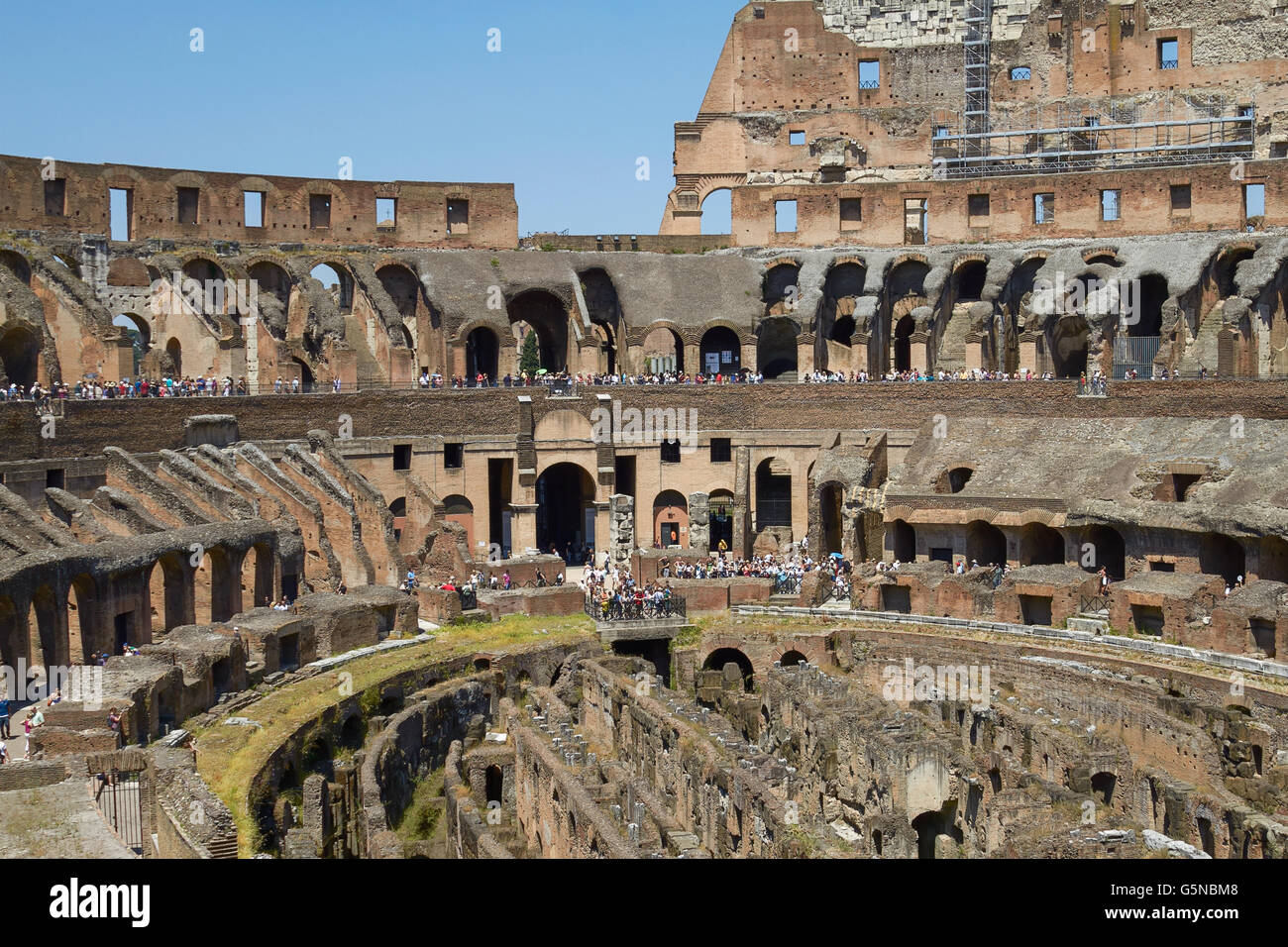Rom - 6. Juni 2010: Touristen, die Kolosseum oder Kolosseum in Rom Italien Stockfoto