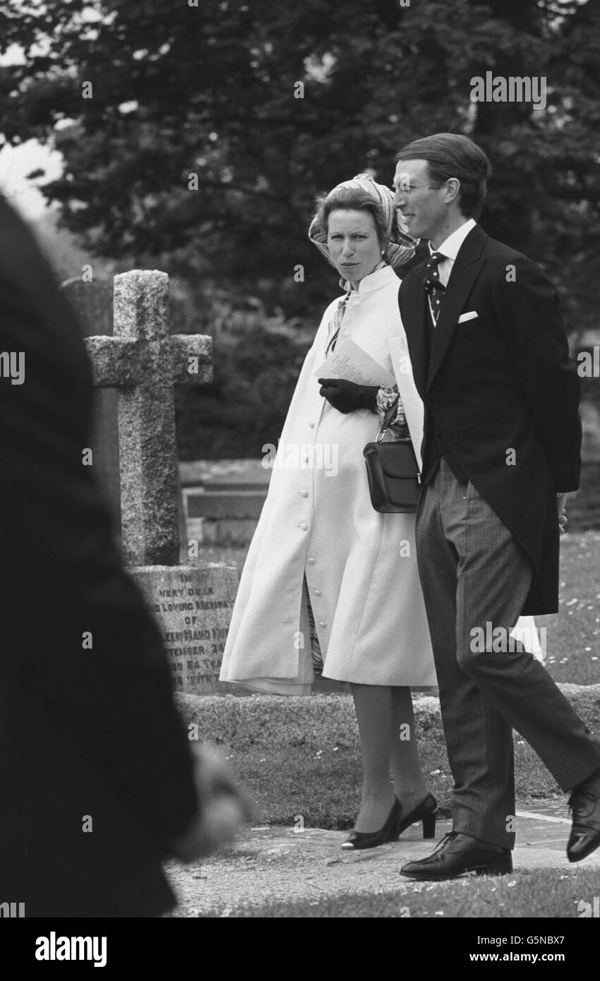 Prinzessin Anne, die Tage nach der Geburt ihres zweiten Kindes ist, und ihr Ehemann Captain Mark Phillips in der Pfarrkirche St. Peter und St. Paul aus dem 12. Jahrhundert in Great Somerford, Wiltshire. Das Paar nahm an der Hochzeit von Captain Mark Phillips Schwester Sarah, 29, zum Versicherungsmakler Frank Staples, 39, Teil. *Scan mit niedriger Auflösung - Scan mit hoher Auflösung auf Anfrage Stockfoto