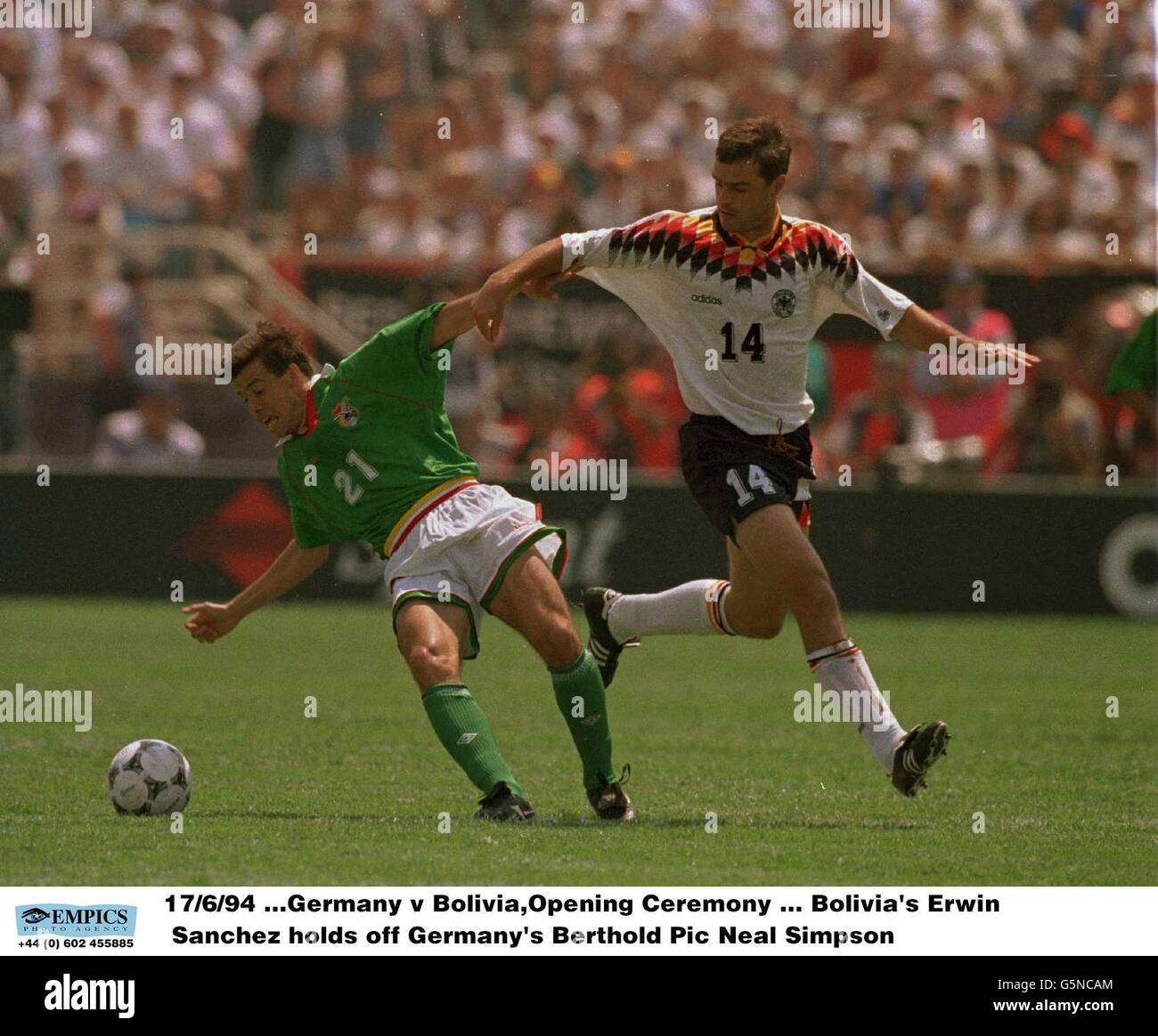 17/6/94 ...Deutschland / Bolivien,Eröffnungsfeier ... Boliviens Erwin Sanchez hält Deutschlands Berthold zurück Stockfoto