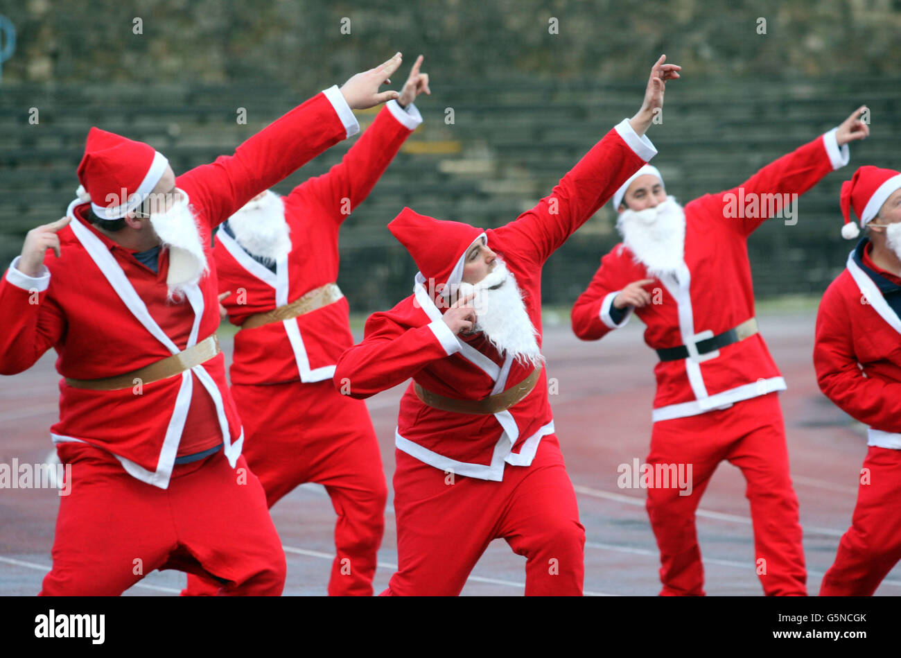 Santas Warm Up in Vorbereitung auf den Great Edinburgh Santa Run, der am 9. Dezember im Meadowbank Stadion in Edinburgh stattfindet. Stockfoto