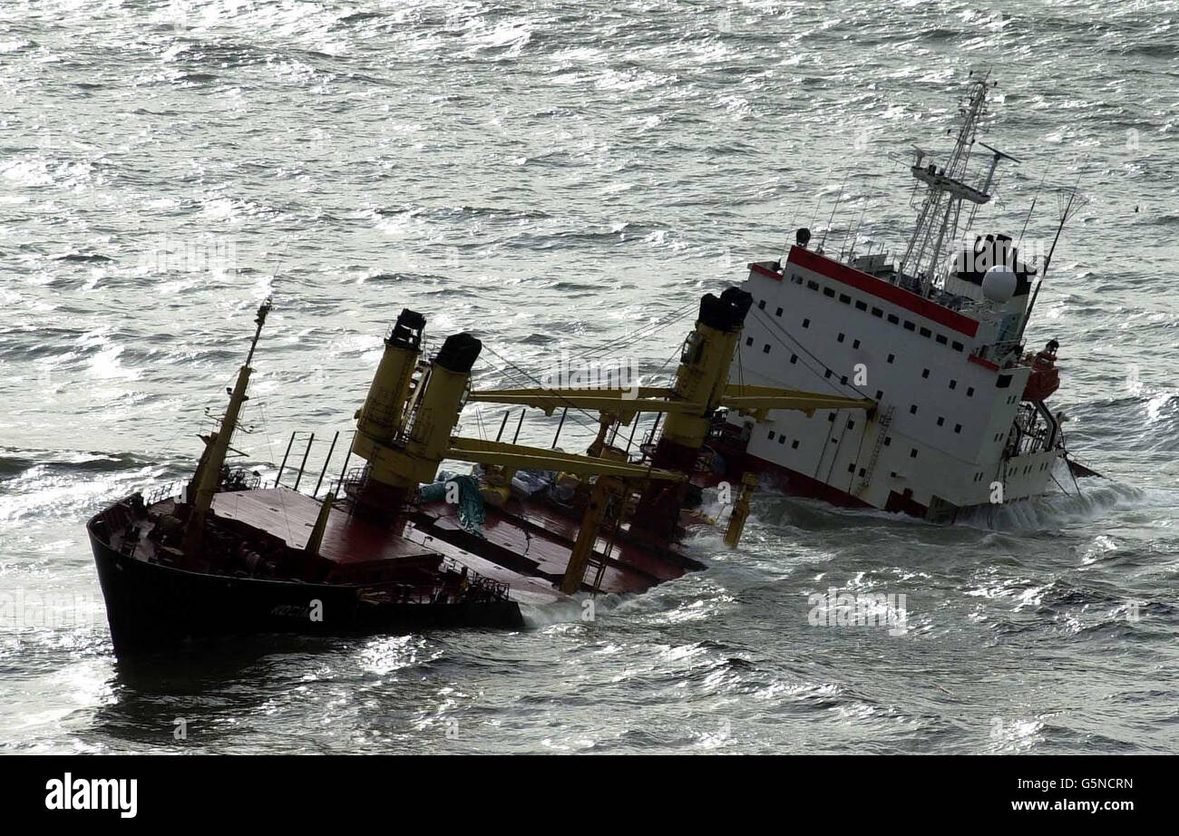 Der Tanker Kodima, der Holz trug, ist vor Whitsand Bay, Cornwall, gestrandet und transportiert 450 Tonnen Heizöl, 55 Tonnen Schiffsdiesel und zehn Tonnen Schmieröl. * ... Die Kodima, deren 16 Mann starke Besatzung von einem Hubschrauber der Royal Navy in Sicherheit gebracht wurde, verlor ihre Motoren in bergigen Wellen zehn Meilen vor der Küste von Devon, aber es wird nicht angenommen, dass sie in einer unsicheren Gefahr ist, aufzubrechen. Ein Bergungsteam wird um 14 Uhr an Bord gehen, um die Situation zu bewerten, teilte die Agentur für Seeschifffahrt und Küstenwache mit. Stockfoto