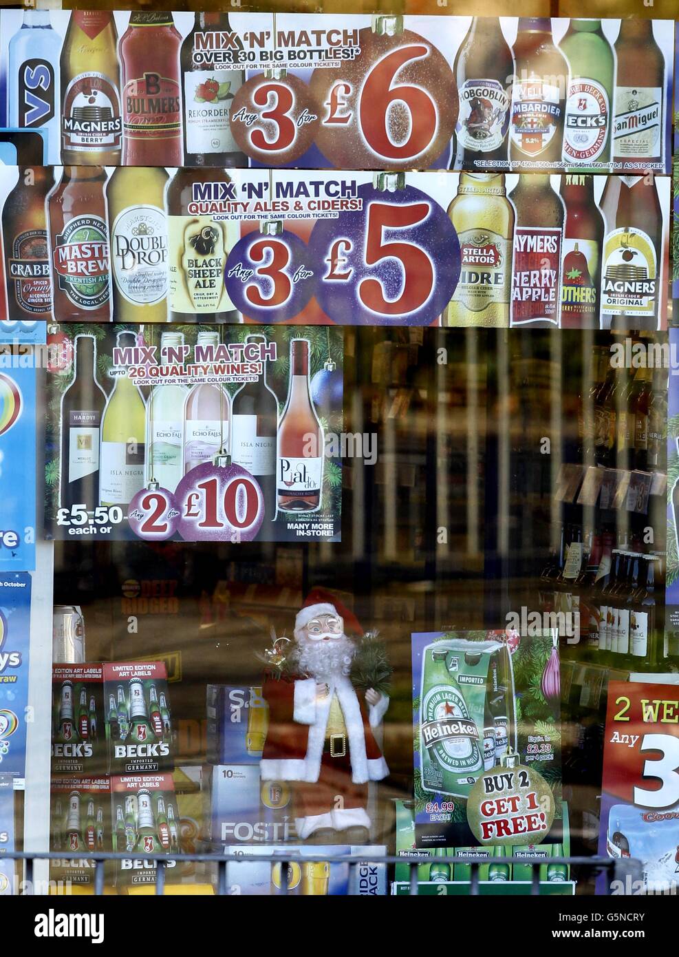Allgemeine Ansicht der Alkoholplakate in einem Booze Buster Schaufenster. Stockfoto