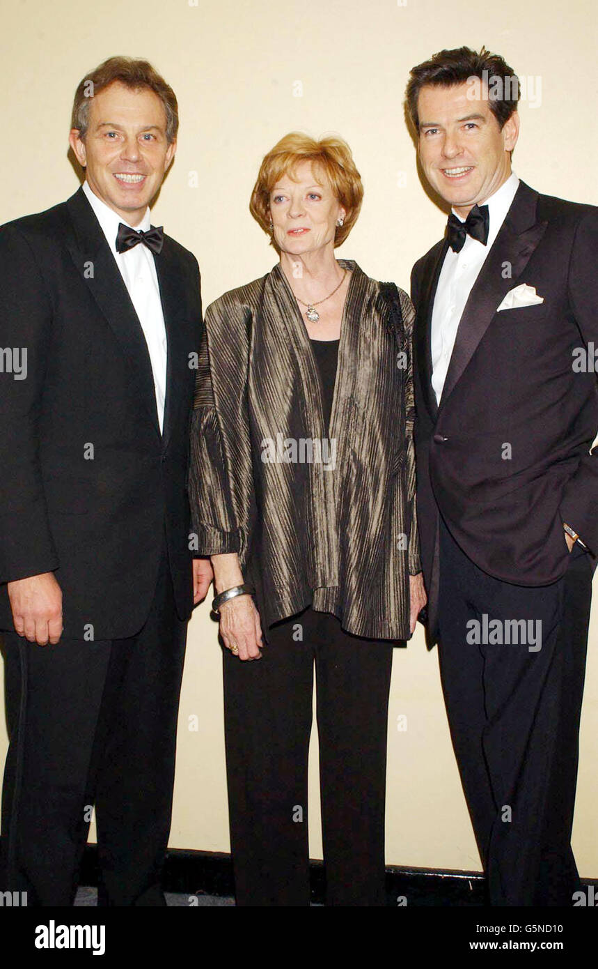 Premierminister Tony Blair, Dame Maggie Smith und Pierce Brosnan während der Evening Standard Film Awards 2002 im Savoy in London. Mit den jährlichen Preisen werden die Leistungen im hauseigenen Kino in den letzten 12 Monaten gewürdigt. * ... und wurden in diesem Jahr vom Komiker Jack Dee moderiert. Die Zeremonie wird im Carlton Television gezeigt. Stockfoto