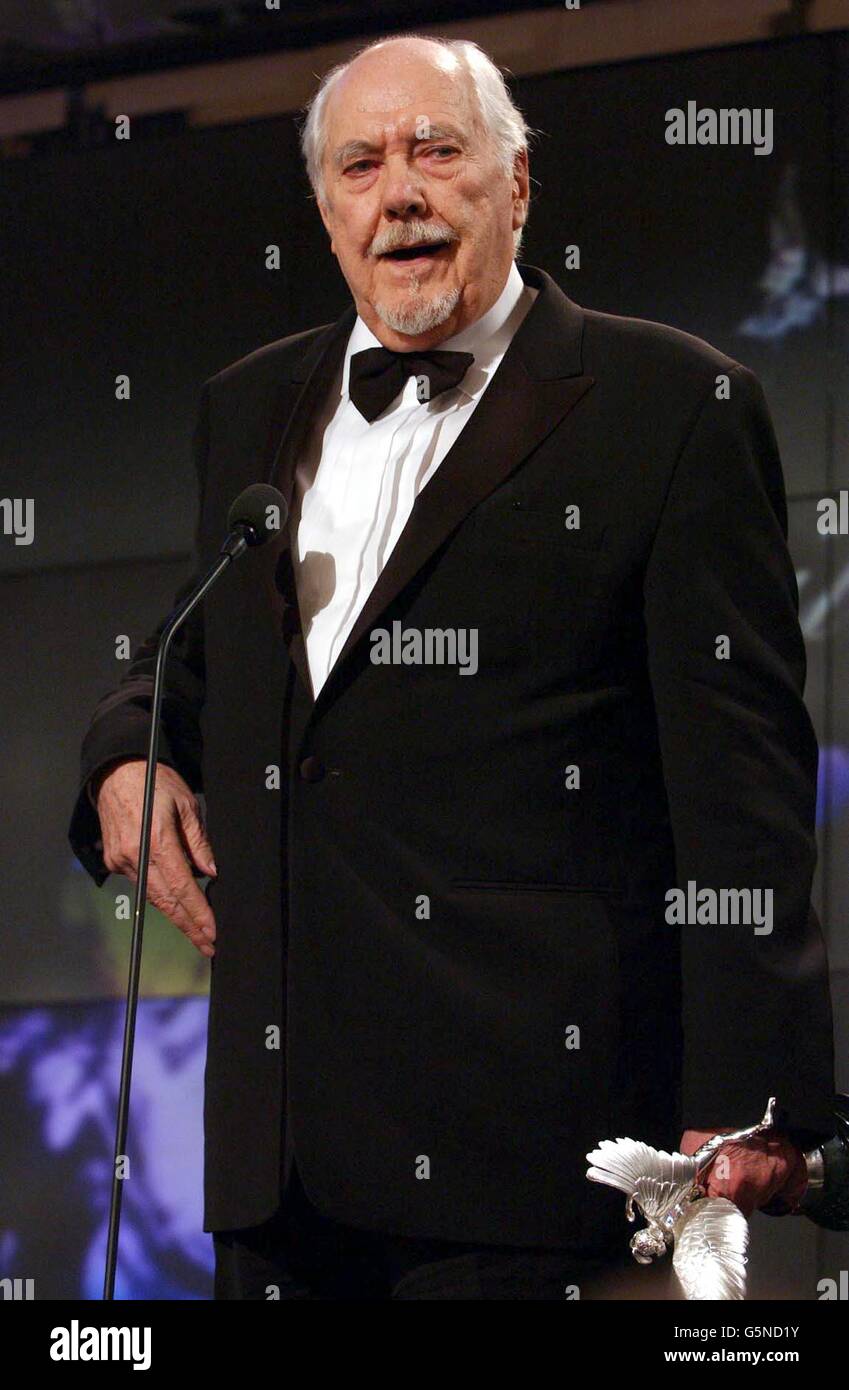 Regisseur Robert Altman mit seinem Preis für den besten Film für Gosford Park während der Evening Standard Film Awards 2002 im Savoy in London. Mit den jährlichen Preisen werden die Leistungen im hauseigenen Kino der letzten 12 Monate gewürdigt. * ... und wurden dieses Jahr von Komiker Jack Dee moderiert. Die Zeremonie wird auf Carlton Television gezeigt. Stockfoto