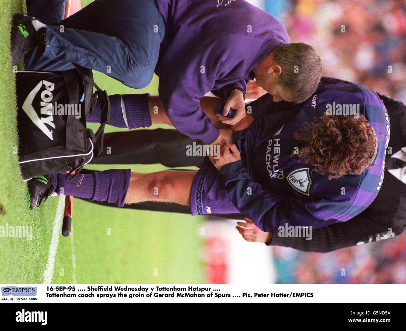 16-SEP-95. Sheffield Wednesday / Tottenham Hotspur. Tottenham-Trainer sprüht die Leistengegend von Gerard McMahon von Spurs Stockfoto