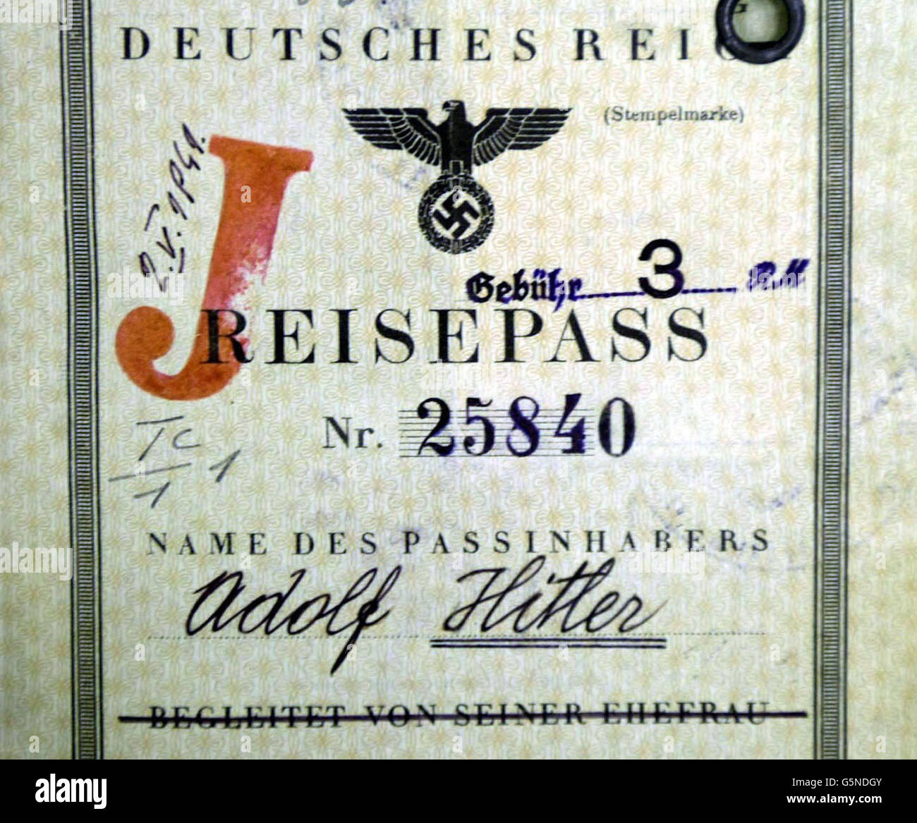 Der gefälschte Pass Adolf Hitlers wurde ironisch mit einem großen 'J' auf die Außenseite gestempelt, um anzuzeigen, dass er jüdisch war, was während des Zweiten Weltkriegs von der Sondereinsatzleitung (SOE) angefertigt und zum ersten Mal beim Public Record Officic der Öffentlichkeit freigegeben wurde. * in Kew, London. Der Pass wurde zusammen mit anderen geheimen Dokumenten, die vom Special Operations Executive (SOE) aufbewahrt wurden, enthüllt, darunter bulgarische Feuerwaffenlizenzen, griechische Reisegenehmigungen und kroatische Fischereilizenzen. Der Pass zeigt das Fachwissen, das professionelle Fälscher während des Konflikts benötigen, um Briten zu versorgen Stockfoto