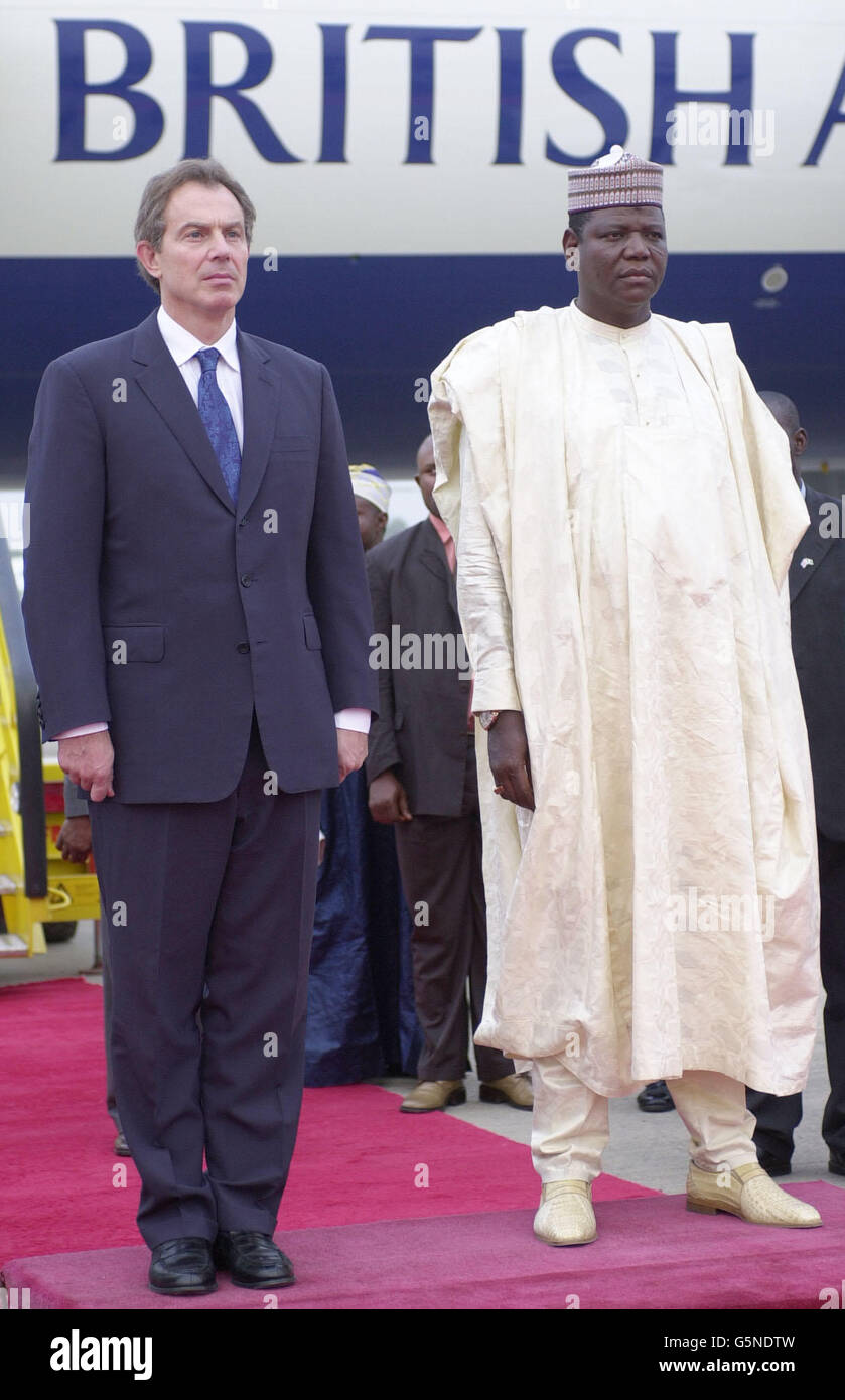 Der britische Premierminister Tony Blair steht mit Foriegn-Minister Sule Lamido für die Nationalhymnen des Vereinigten Königreichs und Nigerias kurz vor Abuja in Richtung Ghana in Westafrika ist Blair auf einer 4-tägigen Tour durch die Region. Stockfoto