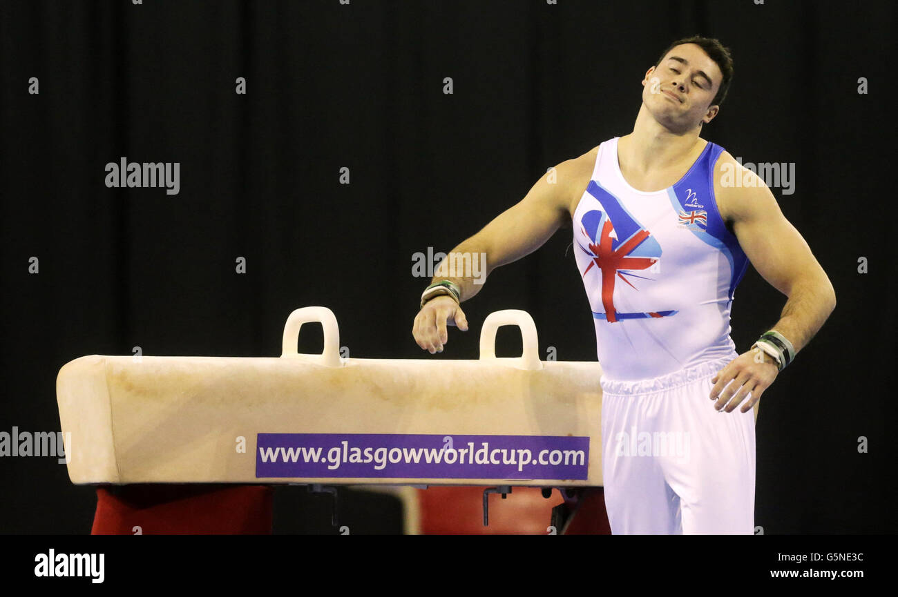 Kristian Thomas reagiert, nachdem er während der Glasgow World Cup in der Emirates Arena in Glasgow vom Pommel Horse gefallen war. Stockfoto