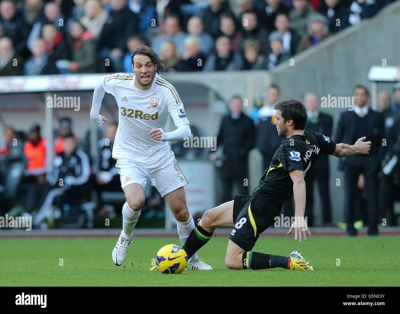 Fußball - Barclays Premier League - Swansea City / Norwich City - Liberty Stadium. Miguel Michu von Swansea City (links) und Jonathan Howson von Norwich City (rechts) kämpfen um den Ball Stockfoto