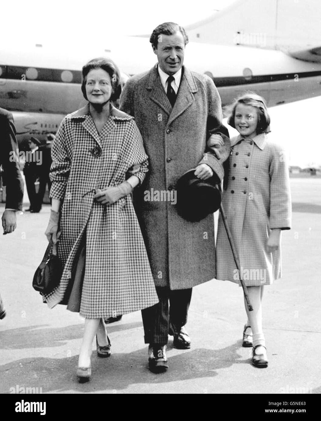 Der Minister für Versorgung Duncan Sandys, der aus Kanada am Flughafen London ankam, traf sich mit seiner Frau und Tochter Celia Marie. Stockfoto