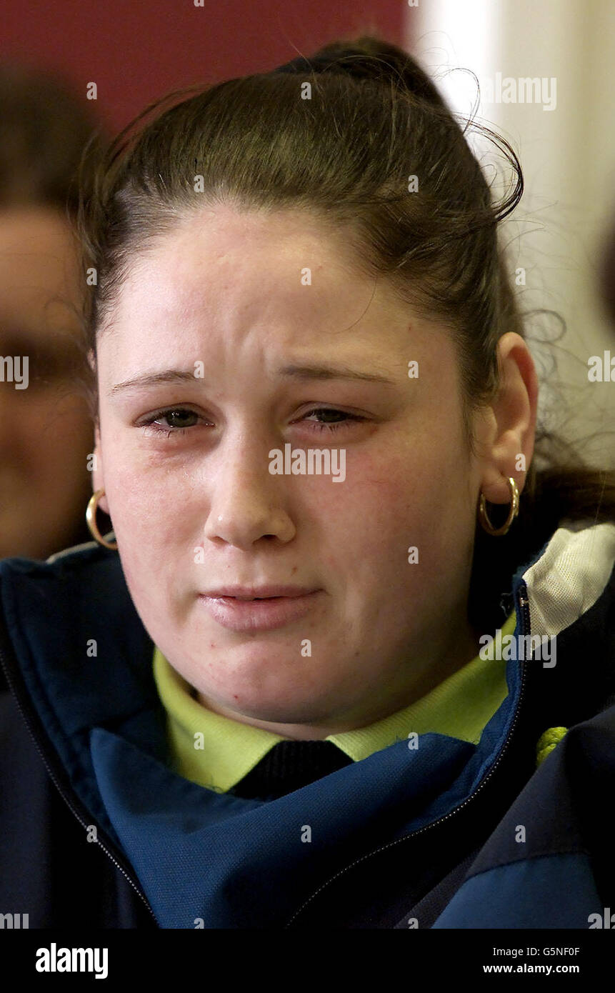Kathryn Green, 18, eine der Schwestern von George Green, die am Wochenende auf der Isle of man ermordet wurde, bei einer Pressekonferenz, wo sie um Hilfe bat, um den Mörder ihres Bruders zu fangen. George Green, 16, von Douglas, wurde erwürgt gefunden. * in einem Dickicht am Stadtrand von Douglas, nur einen Tag nachdem der Leichnam von Samantha Barton, 16, am Freitag im Leece Lodge Pfleheim, eine Viertelmeile entfernt, ermordet aufgefunden wurde. Detektive verbinden die beiden Morde, die sie als extrem gewalttätig beschrieben haben. Stockfoto
