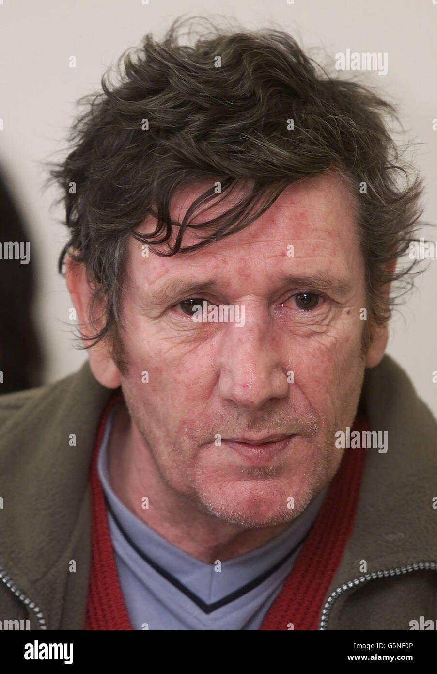 Eddie Green, der Vater von George Green, der am Wochenende auf der Isle of man ermordet wurde, rief auf einer Pressekonferenz dazu auf, den Mörder seines Sohnes zu fangen. George Green, 16, aus Douglas, wurde erwürgt in einem Dickicht am Stadtrand von Douglas gefunden. * nur einen Tag nachdem der Leichnam von Samantha Barton, 16, am Freitag im Leece Lodge Pfleheim, eine Viertelmeile entfernt, ermordet aufgefunden wurde. Detektive verbinden die beiden Morde, die sie als extrem gewalttätig beschrieben haben. Stockfoto