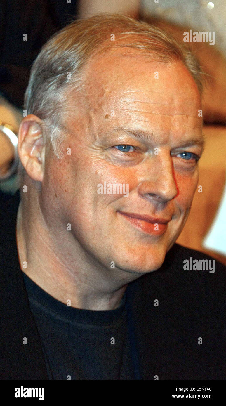 Pink Floyd Mitglied Dave Gilmour während einer Fotocall vor einem Live-Konzert, um die Veröffentlichung von "When Love Speaks", einem Album von Shakespeare-Sonetten, im Old Vic Theater in London zu promoten. * 20/05/03 Pink Floyd Mitglied Dave Gilmour, der ein neues Projekt gestartet wurde, um Wohnungen für Obdachlose und Mitarbeiter des öffentlichen Sektors in den teuersten Gebieten des Landes zu bauen. Der Pink Floyd-Rockstar wird zusammen mit dem Chef von Crisis, der Wohltätigkeitsorganisation für Obdachlose, einen Plan zur Aufnahme von 400 Arbeitern und Obdachlosen in Zentral-London starten. Der Gitarrist hat dem bereits 3.6 Millionen zugesagt Stockfoto