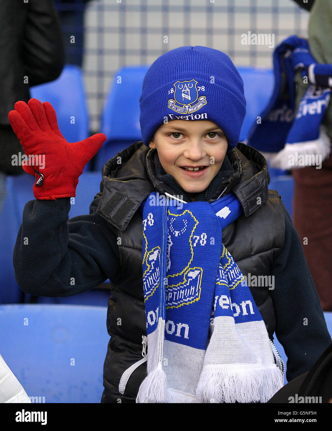 Fußball - Barclays Premier League - Everton gegen Tottenham Hotspur - Goodison Park. Ein junger Everton-Fan zeigt seine Unterstützung in den Tribünen vor dem Spiel Stockfoto