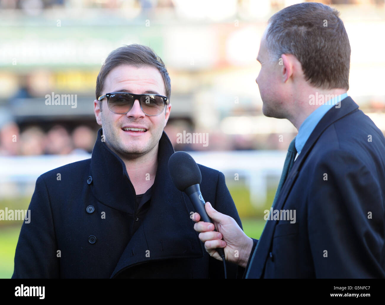 Pferderennen - Tingle Creek Christmas Festival - Tag 2 - Sandown Park. Shane Filan aus Westlife wird vor dem großen Rennen von Antony Kemp aus Sandow Park interviewt. Stockfoto