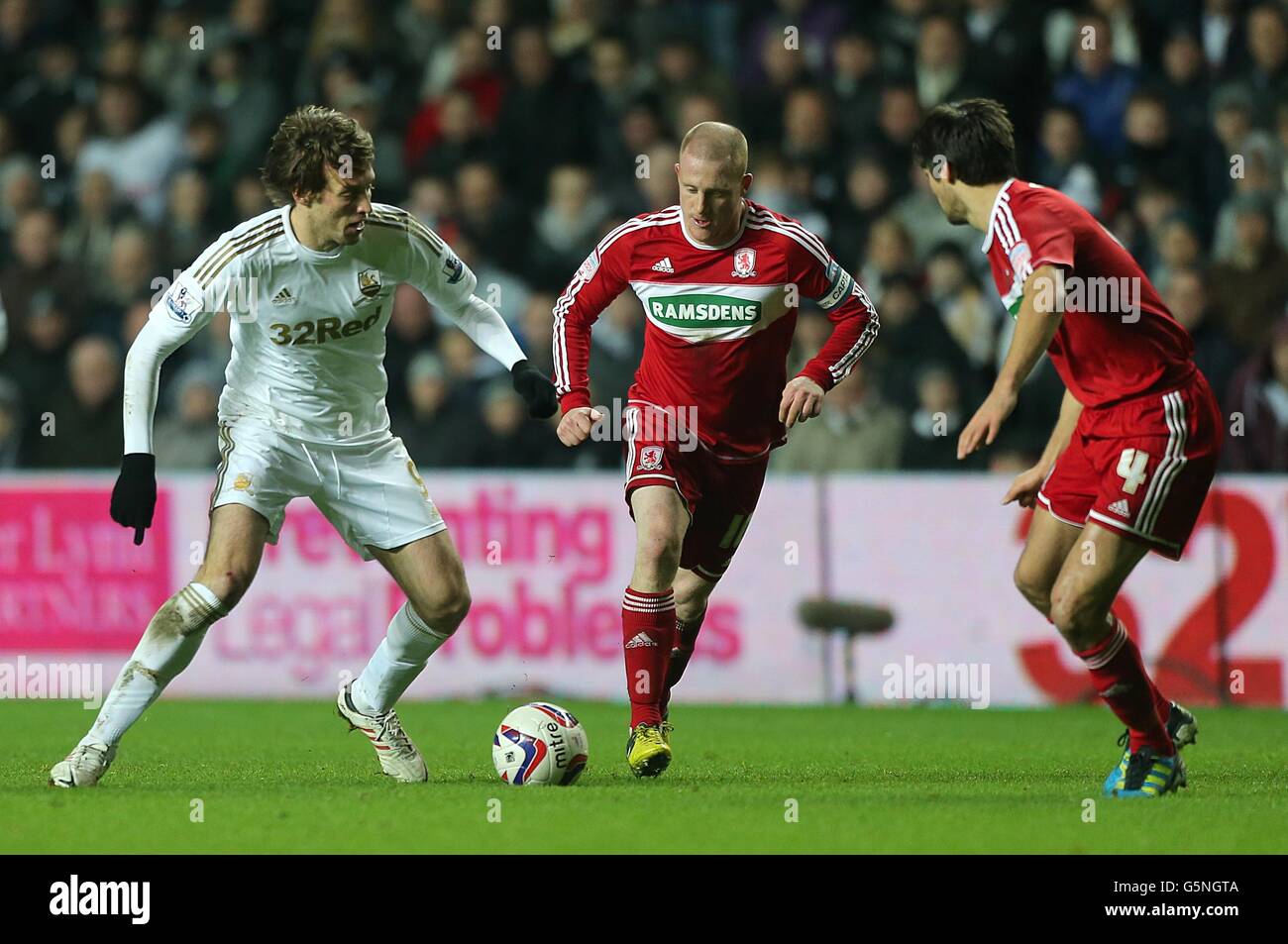 Miguel Michu von Swansea City (links) in Aktion als Middlesbrough's George Freund (rechts) und Nicky Bailey (Mitte) schauen auf Stockfoto