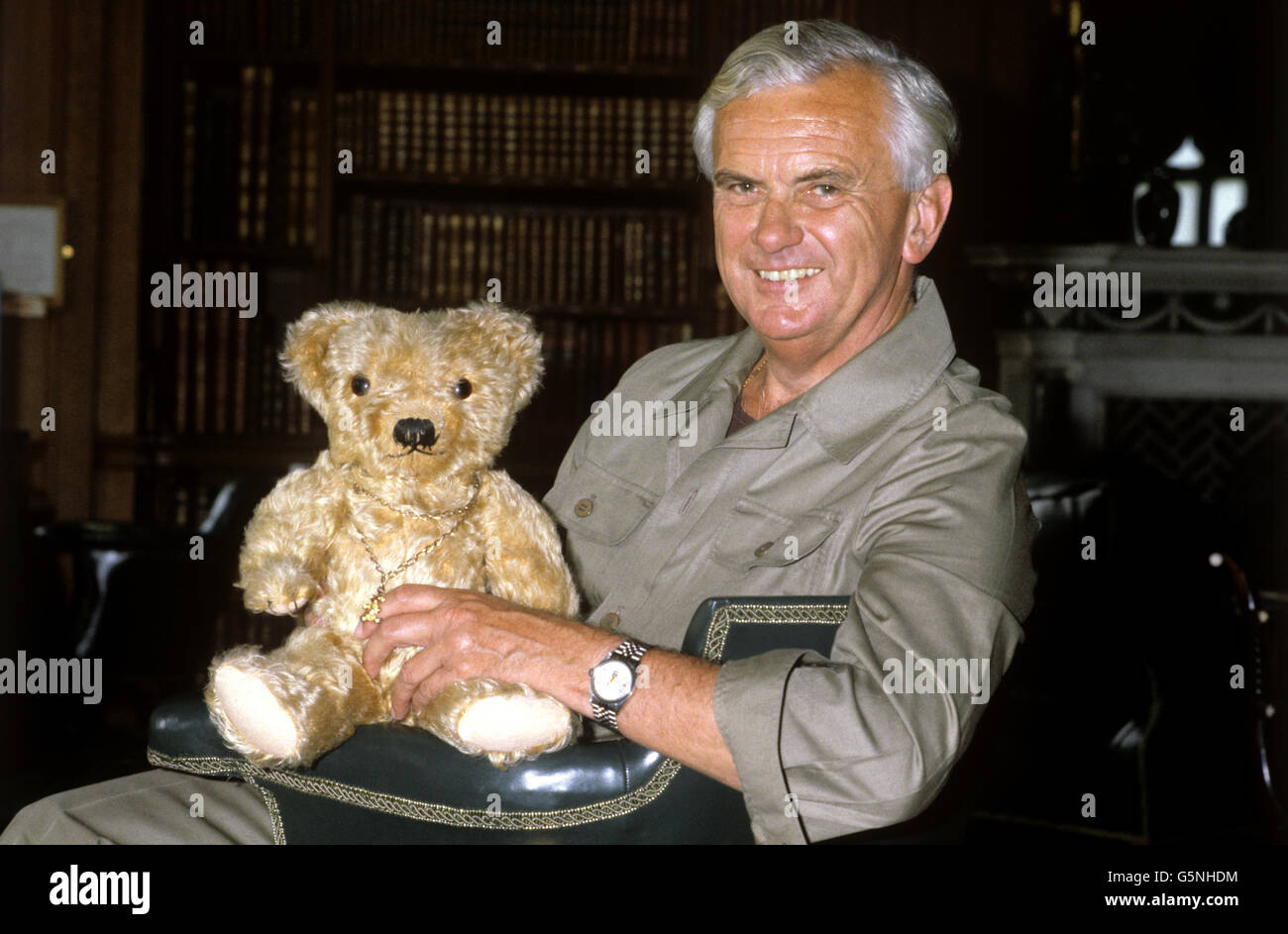 BBC-Nachrichtensprecher Kenneth Kendall mit seinem Teddybär Teddygiles bei einer wohltätigen Veranstaltung im Longleat House in Wiltshire. Stockfoto