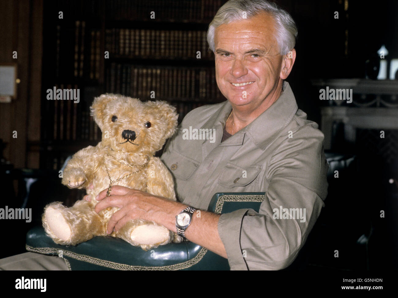 BBC-Nachrichtensprecher Kenneth Kendall mit seinem Teddybär Teddygiles bei einer wohltätigen Veranstaltung im Longleat House in Wiltshire. Stockfoto