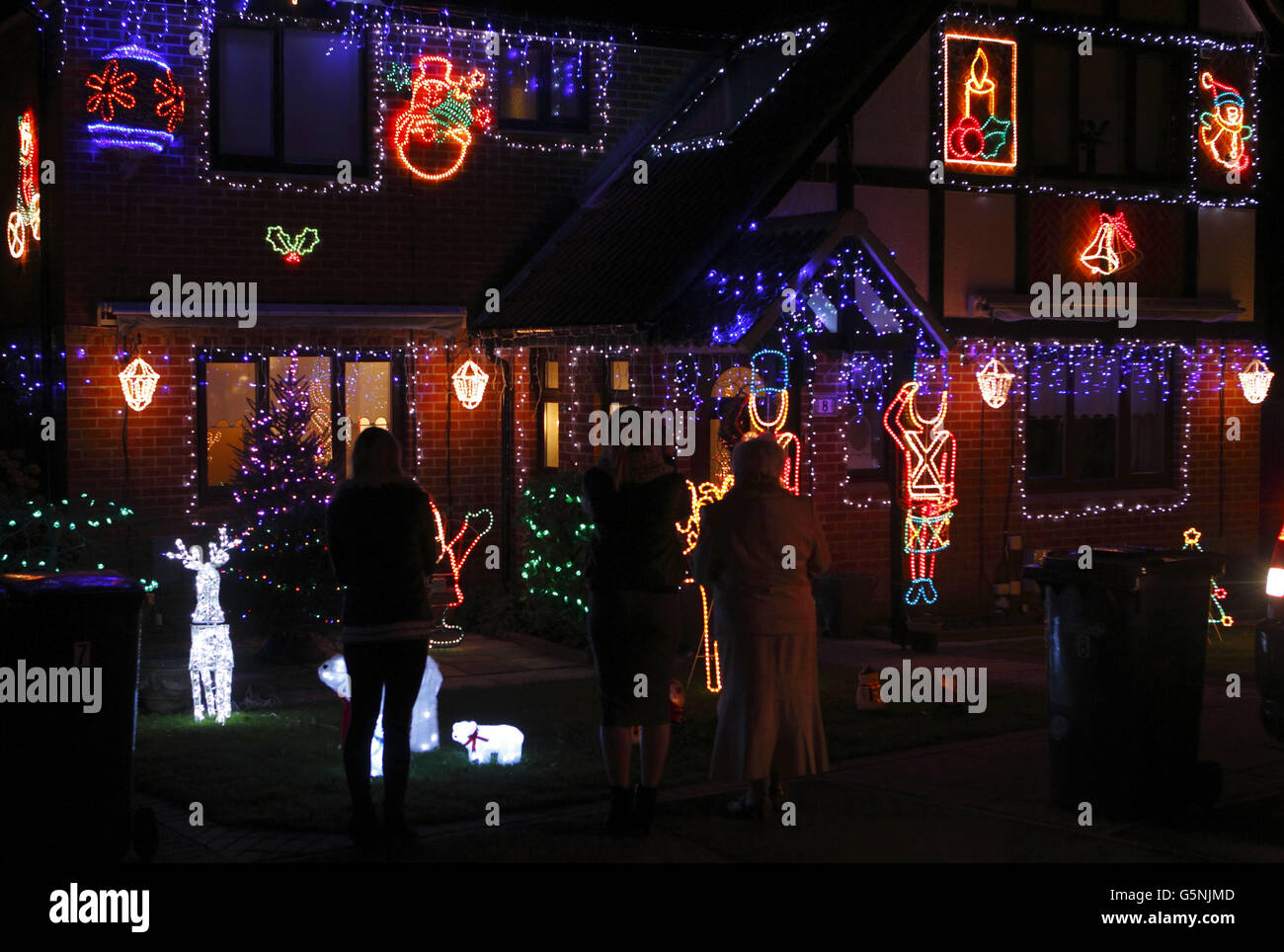 Ein allgemeiner Blick auf die festlichen Lichter, die 12 Häuser in Greyhound Close in Southampton schmücken, wo jedes Anwesen in der Sackgasse einige Lichter draußen hat. In diesem Jahr sammeln sie Geld für die lokale Kinderhilfe Naomi House. Stockfoto