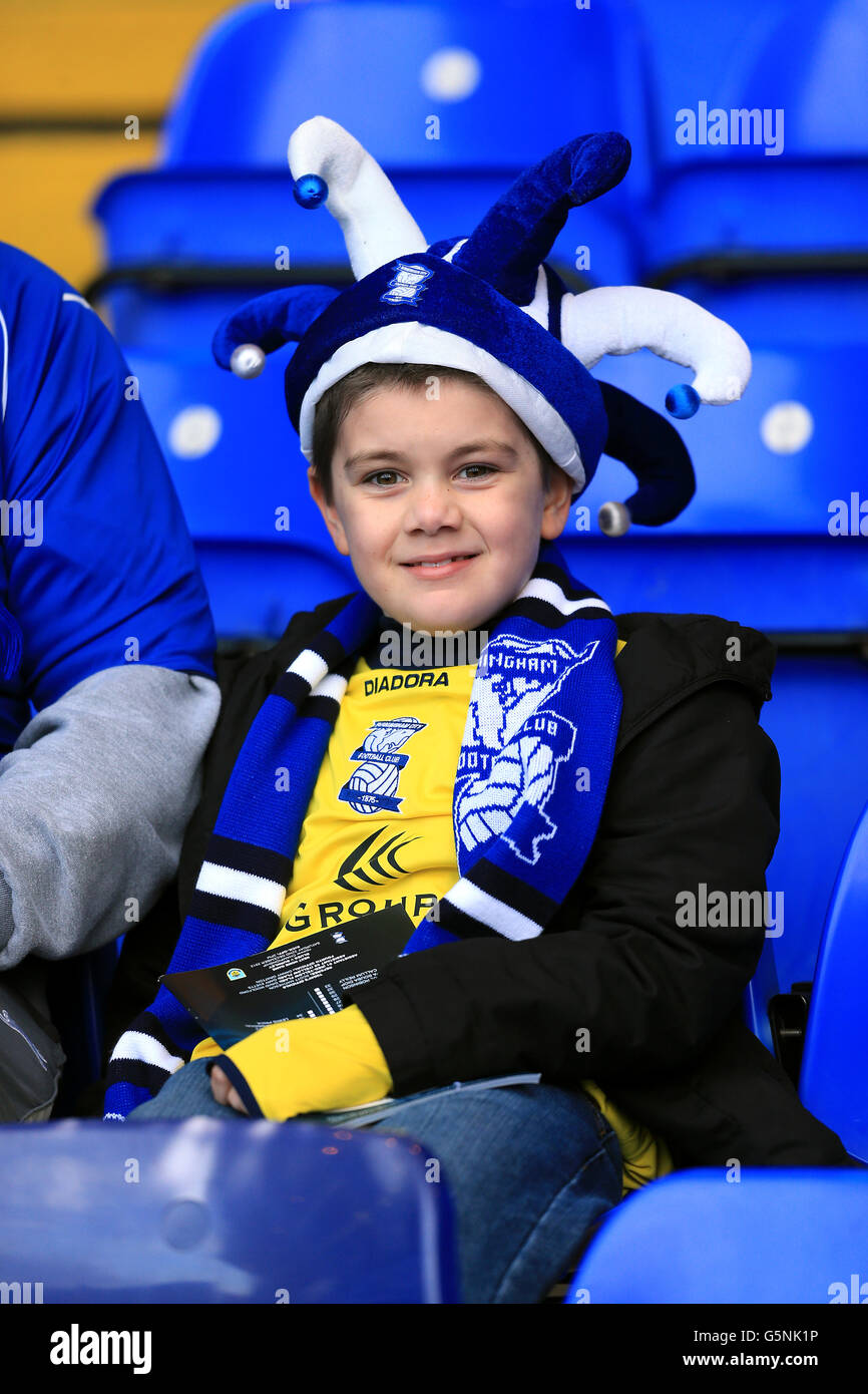 Ein junger Fan von Birmingham City steigt vor dem Spiel in die Atmosphäre Stockfoto