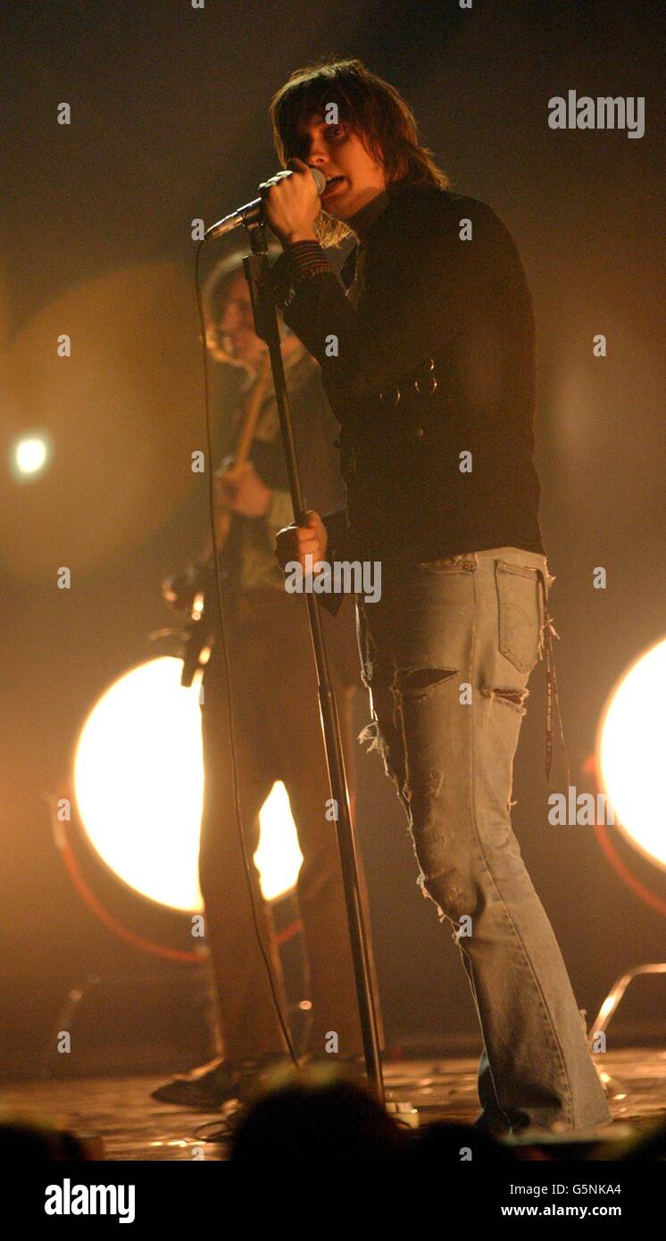 Julian Casablancas Leadsänger von The Strokes, der den International Newcomer Award gewann und auf der Bühne bei den Mastercard 2002 Brit Awards im Earls Court 2 in London auftrat. Stockfoto
