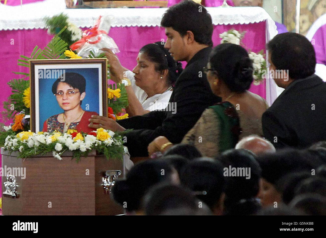 Der Trauerdienst der Krankenschwester Jacintha Saldanha in ihrer Heimatstadt Shirva, in der Nähe von Mangalore im Südwesten Indiens. Stockfoto