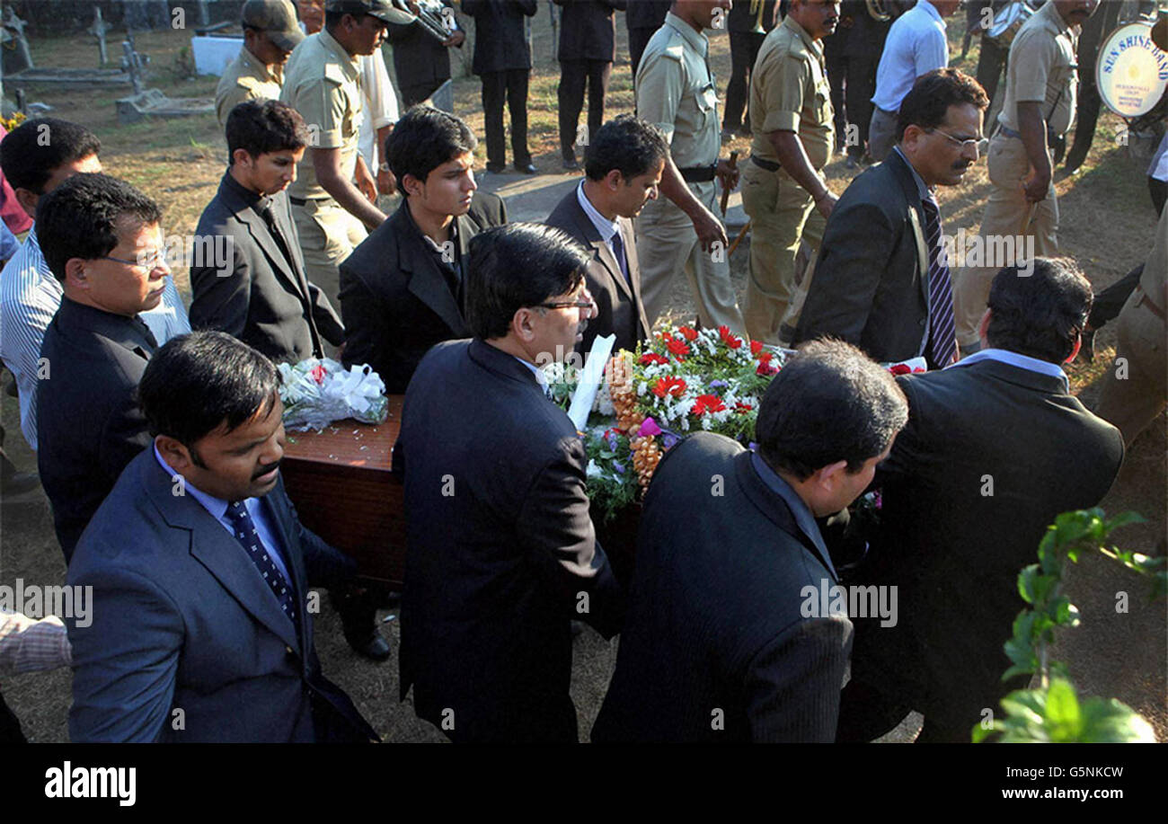Der Sarg wird während der Beerdigung der Krankenschwester Jacintha Saldanha in ihrer Heimatstadt Shirva in der Nähe von Mangalore im Südwesten Indiens zum Grab gebracht. Stockfoto