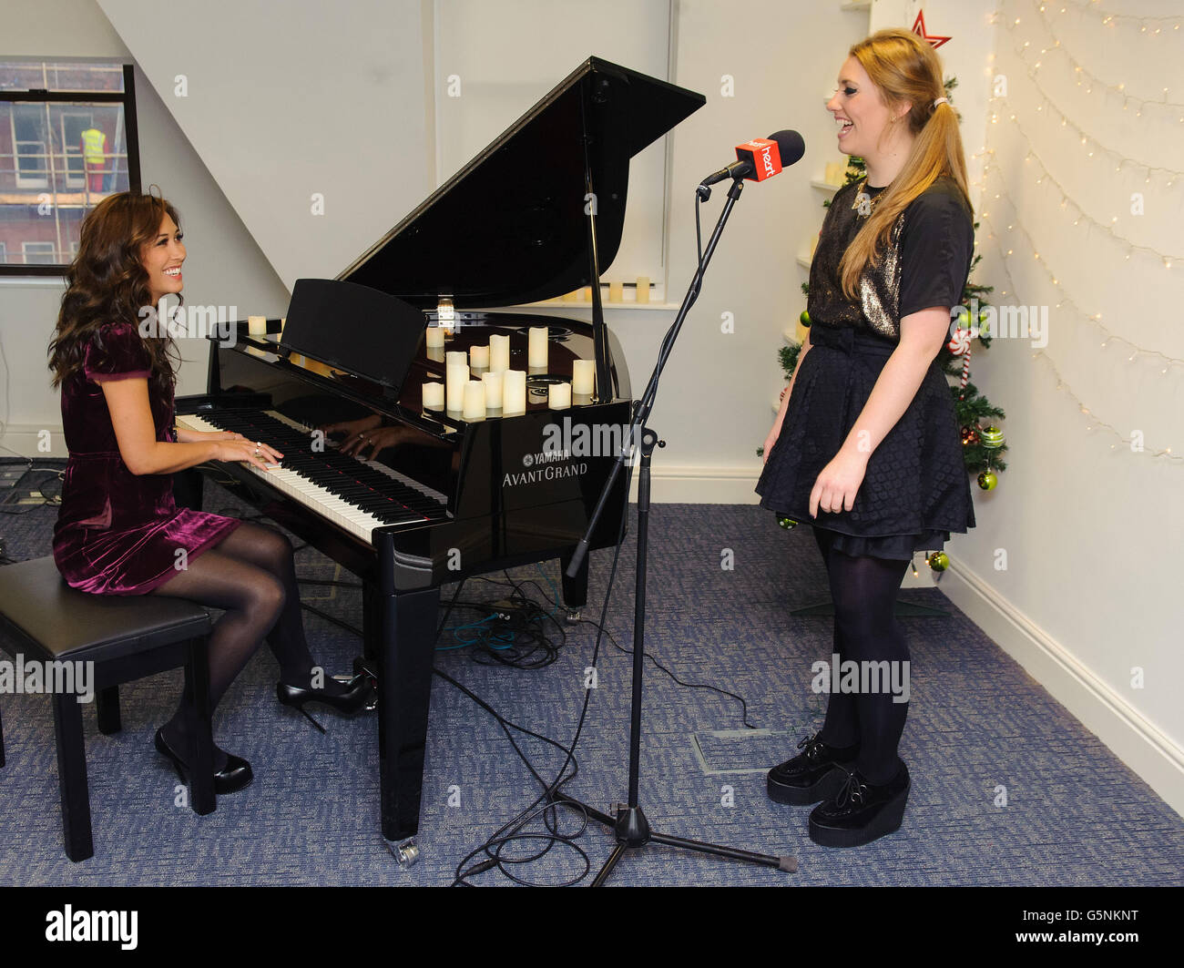 Myleene Klass (links) und X-Factor-Teilnehmerin Ella Henderson bei einer Aufnahme von Myleene Klass's Christmas, im Heart Radio, im Zentrum von London. Stockfoto