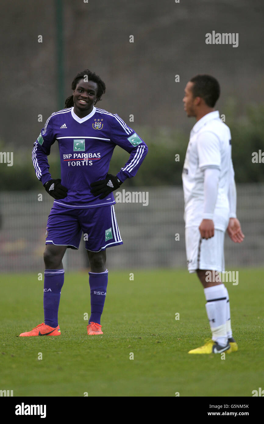 Fußball - NextGen Series - Group One - Tottenham Hotspur V Anderlecht - Hotspur Way. Anderlechts Jordan Lukaku (links) und Tottenham Hotspuns Roman Michael-Percil Stockfoto