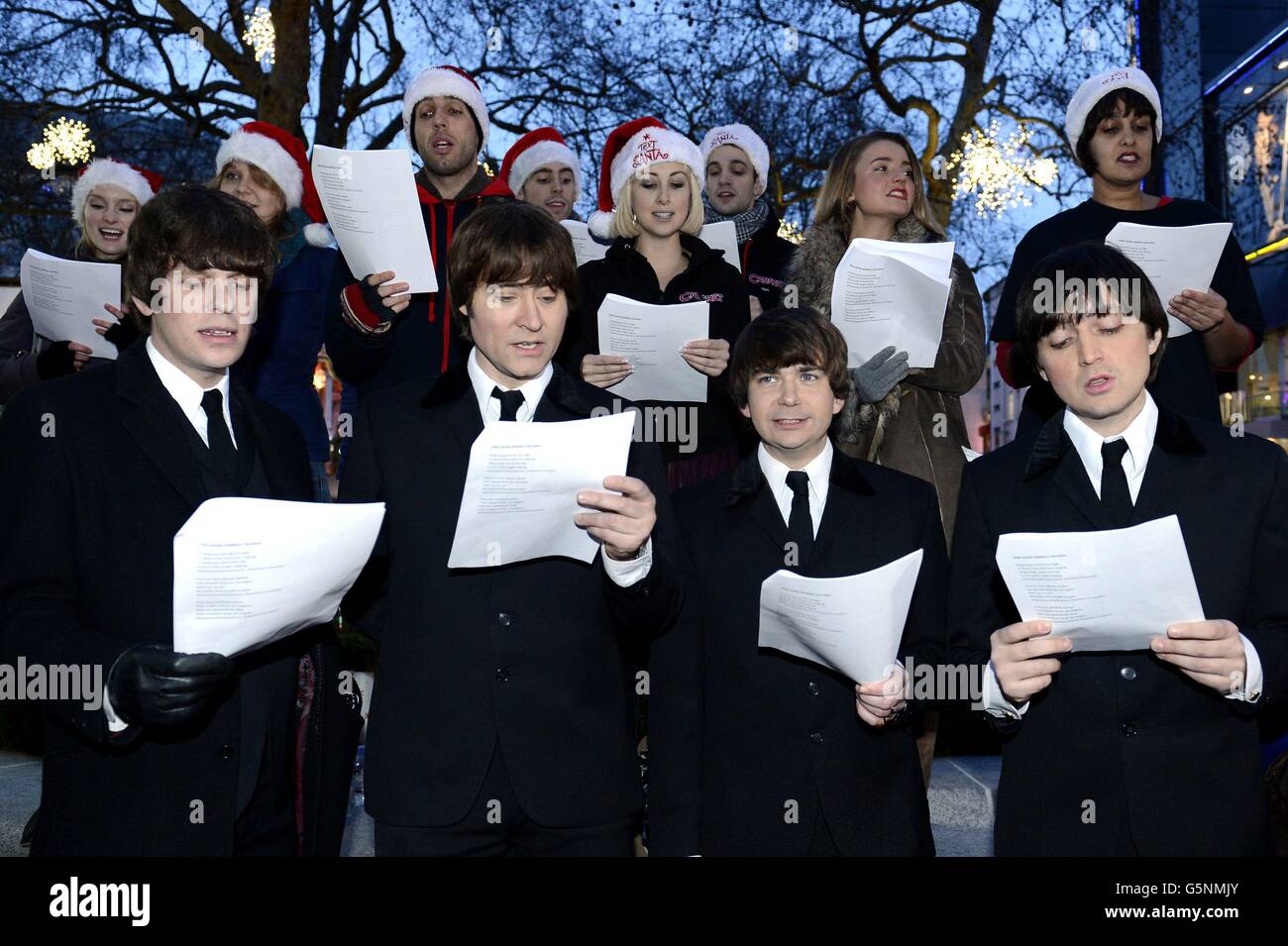 Carol singen am Leicester Square Stockfoto