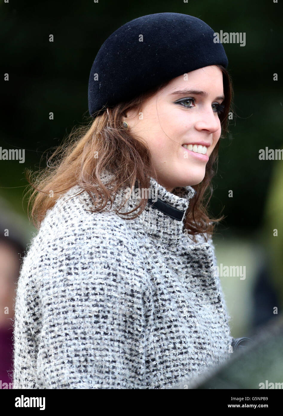 Prinzessin Eugenie, nachdem sie besucht St. Mary Magdalene Kirche, auf dem königlichen Anwesen in Sandringham, Norfolk für den traditionellen Weihnachtstag Gottesdienst. Stockfoto