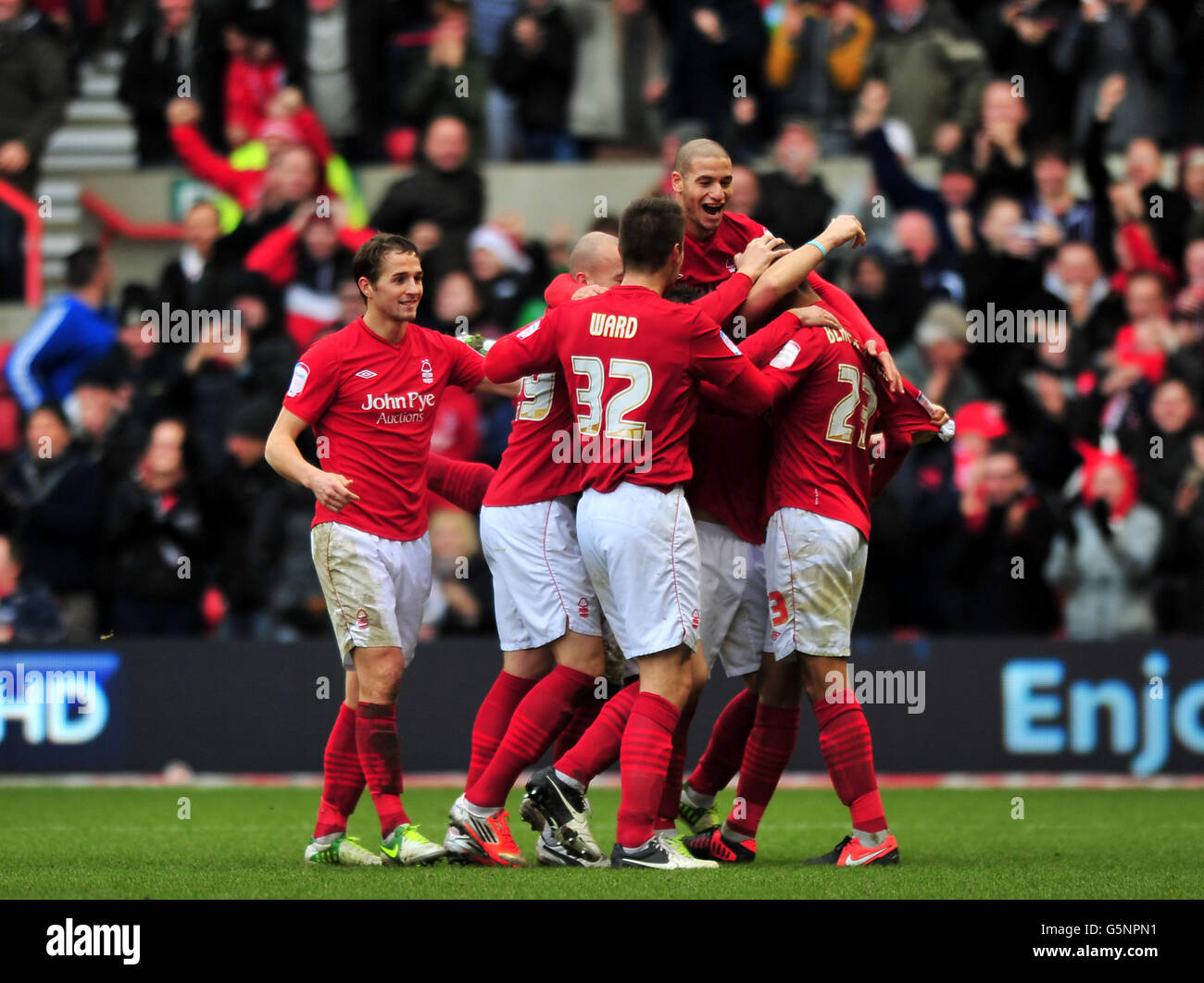 Fußball - npower Football League Championship - Nottingham Forest / Leeds United - City Ground. Billy Sharp (versteckt) von Nottingham Forest wird von Teamkollegen nach dem zweiten Tor des Spiels von seinen Seiten gejammt Stockfoto