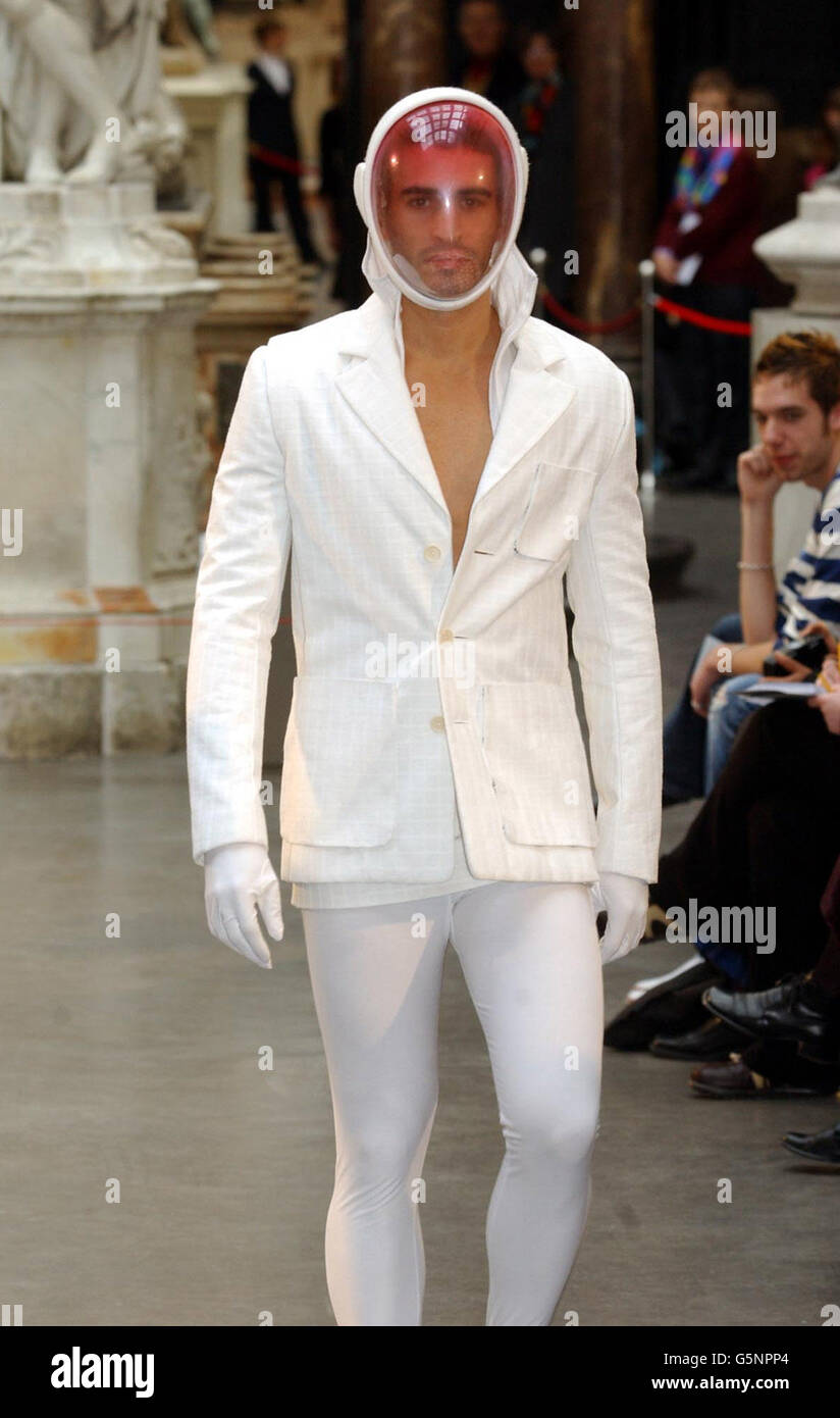 Ein Model trägt einen Walter Van Beirendonck Anzug während der Laufsteg-Show "Men in Skirts" im Victoria and Albert Museum in London. Walter Van Beirendonck Stockfoto