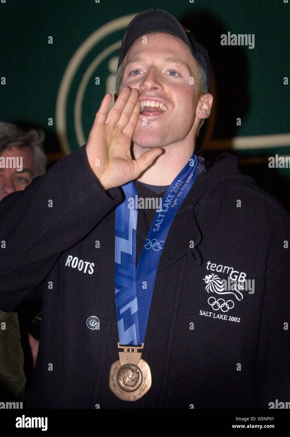 Alain Baxter, der bei den Olympischen Winterspielen im Slalom der Männer eine Bronzemedaille gewann, ruft die Menge an, als er von den Bewohnern seiner Heimatstadt Aviemore in Schottland einen Helden begrüßt. Stockfoto