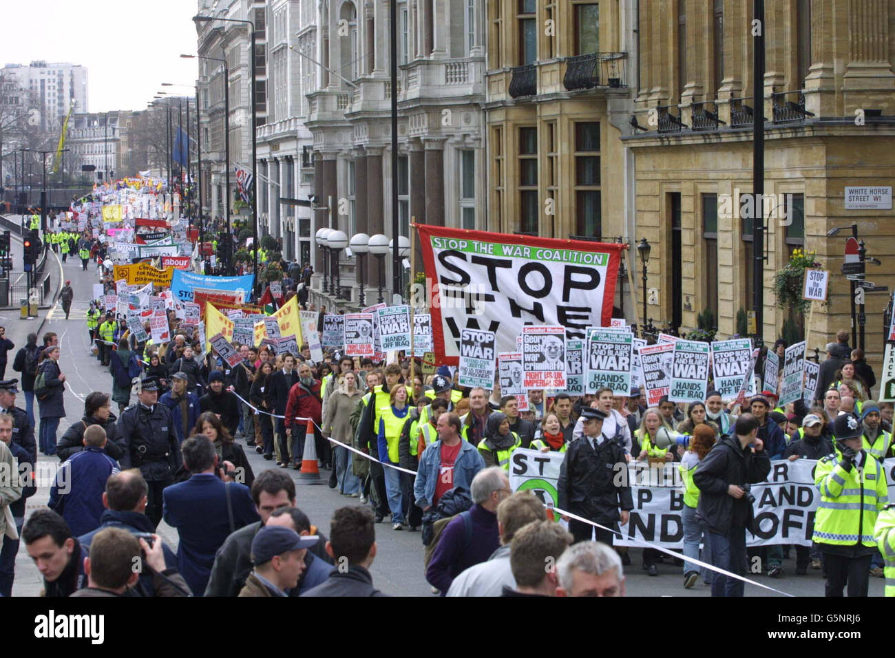 Anti-Kriegs-Demonstranten marschieren Piccadilly auf ihrem Weg zu einer Kundgebung auf dem Trafalgar Square herunter und protestieren gegen die Militäraktion der USA und Großbritanniens im anhaltenden „Krieg gegen den Terrorismus“, den der Westen nach den Terroranschlägen vom 11. September 2001 anruft. Stockfoto