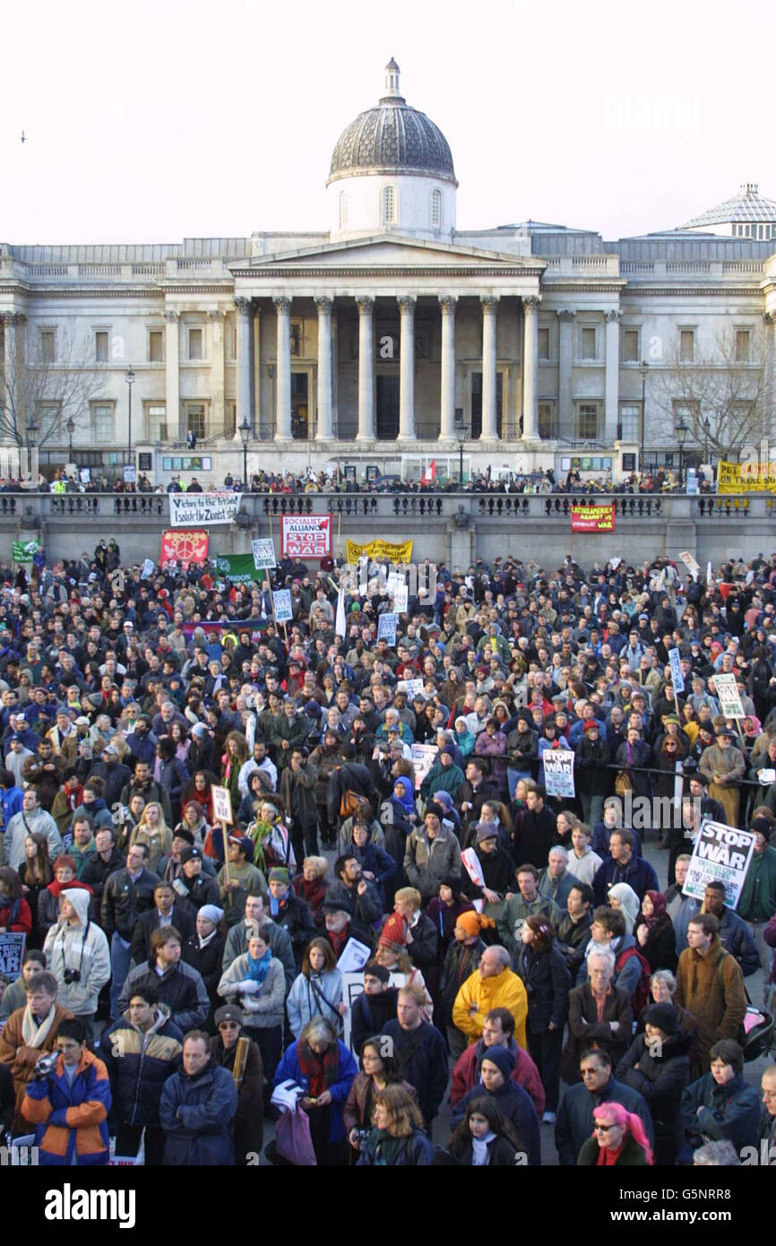 Anti-Kriegs-Demonstranten nehmen an einer Kundgebung auf dem Trafalgar Square Teil, bei der sie gegen die Militäraktion der USA und Großbritanniens protestieren, und zwar im anhaltenden "Krieg gegen den Terrorismus", den der Westen nach den Terroranschlägen vom 11. September 2001 anruft. Stockfoto