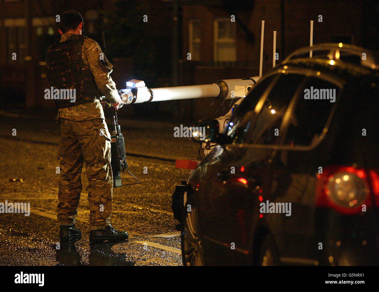 Ein Experte für die Entsorgung von Armeebomben zieht ein, um eine Sprengfalle zu untersuchen, die unter einem Polizeiauto in Belfast gefunden wurde. Stockfoto