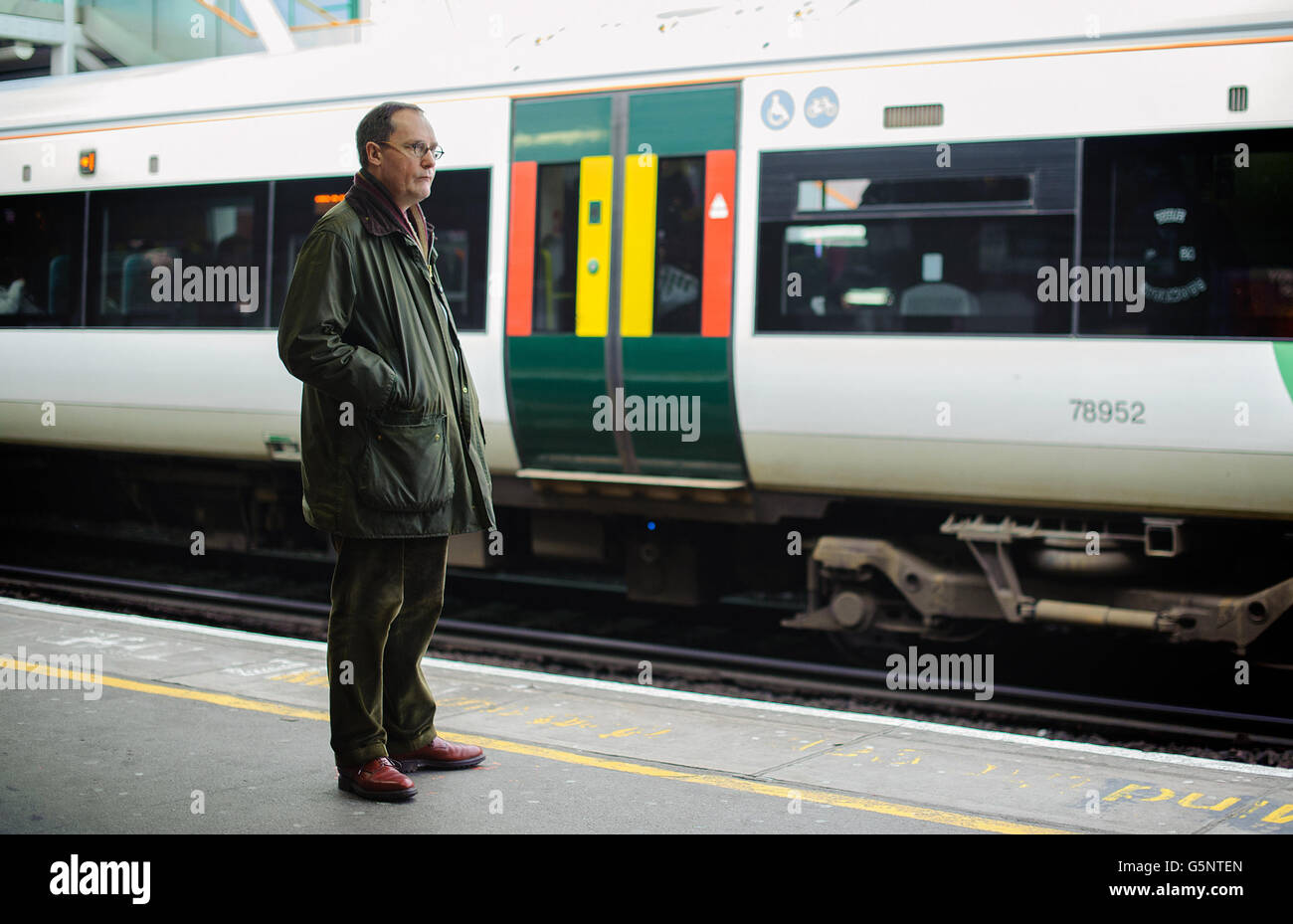 Die Bahnpassagiere am Bahnhof Clapham Junction im Süden Londons sind aufgrund der regulierten Tarife, die Saisonkarten enthalten, um durchschnittlich 4.2 % gestiegen, wobei die durchschnittliche Erhöhung aller Tarife 3.9 % beträgt. Stockfoto