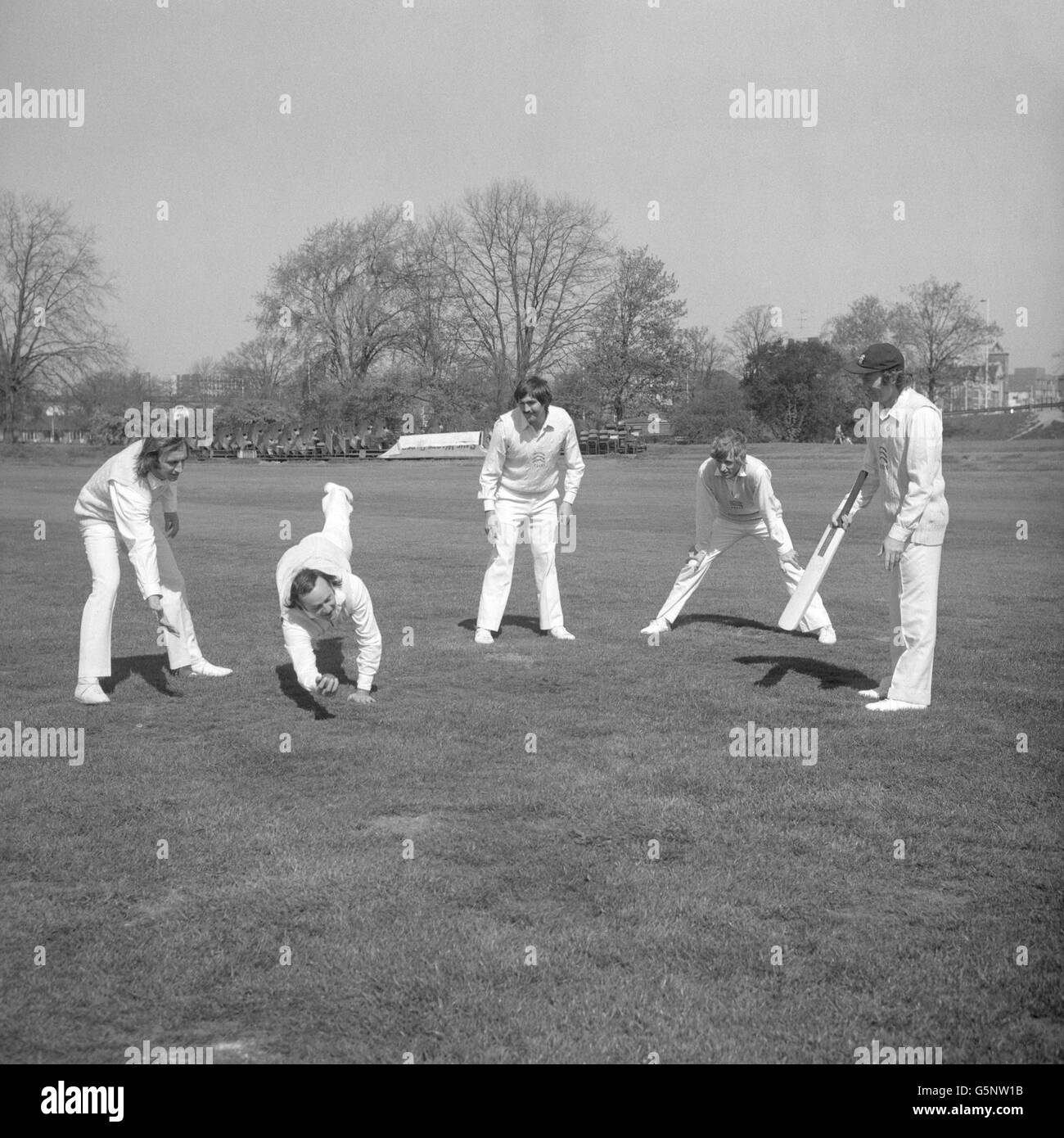 Spieler des Essex County Cricket Club, die in einigen Vorsaison-Feldübungen auf dem County Ground, Chelmsford, Essex, spielen, sind von links John Lever, Ray East, Graham Gooch, Stuart Turner und Kapitän Keith Fletcher. Stockfoto