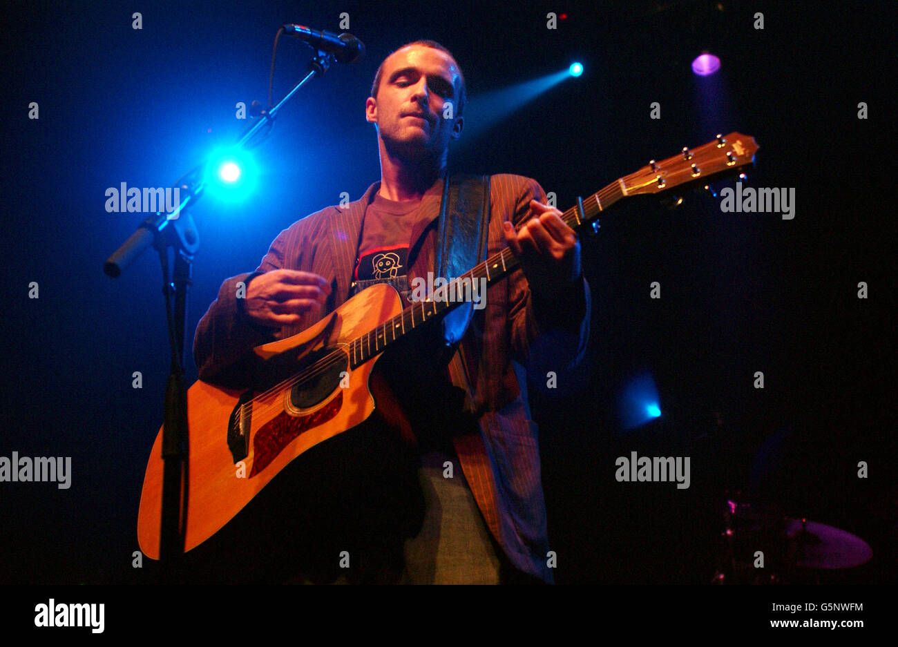 Sänger Fran Healy von der schottischen Popband Travis tritt im Rahmen der NME Carling Awards Shows im Astoria im Zentrum von London auf. Stockfoto