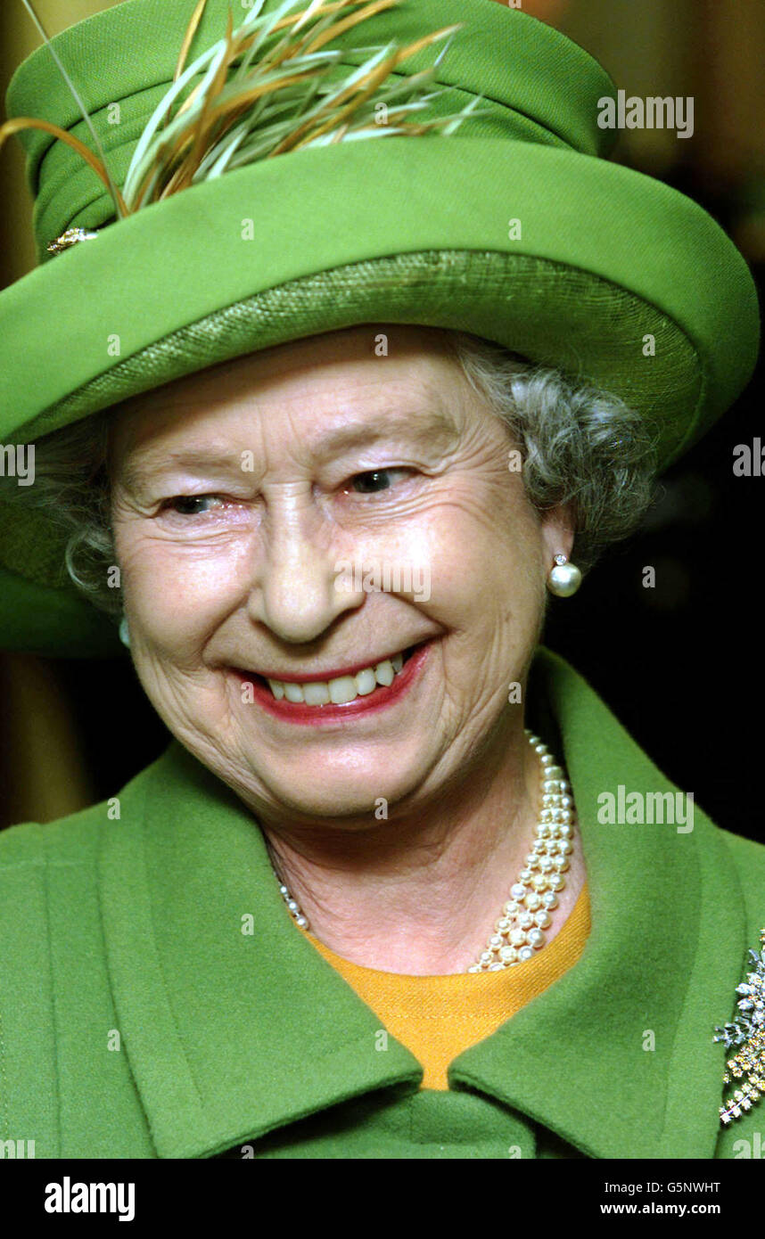 Die Königin eröffnet das neue Macmillan Cancer Care Hospital im Queen Elizabeth Hospital in Kings Lynn, Norfolk, zum 50. Jahrestag ihrer Thronbesteigung. Der Vater der Königin, König Georg VI., starb am 52 und läutete den Beginn der elisabethanischen Ära ein. Stockfoto